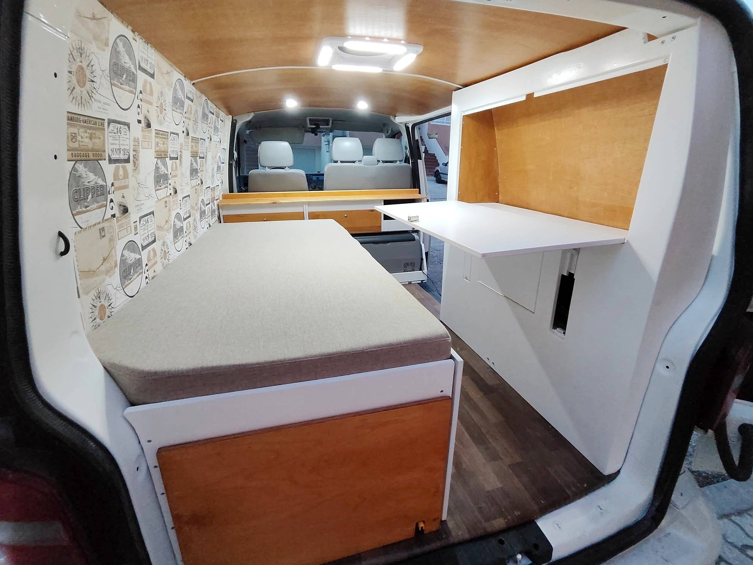 Dining Area Volkswagen Volkswagen Transporter 7H Multivan 2.5 TDI Combi 131cv - Yescapa