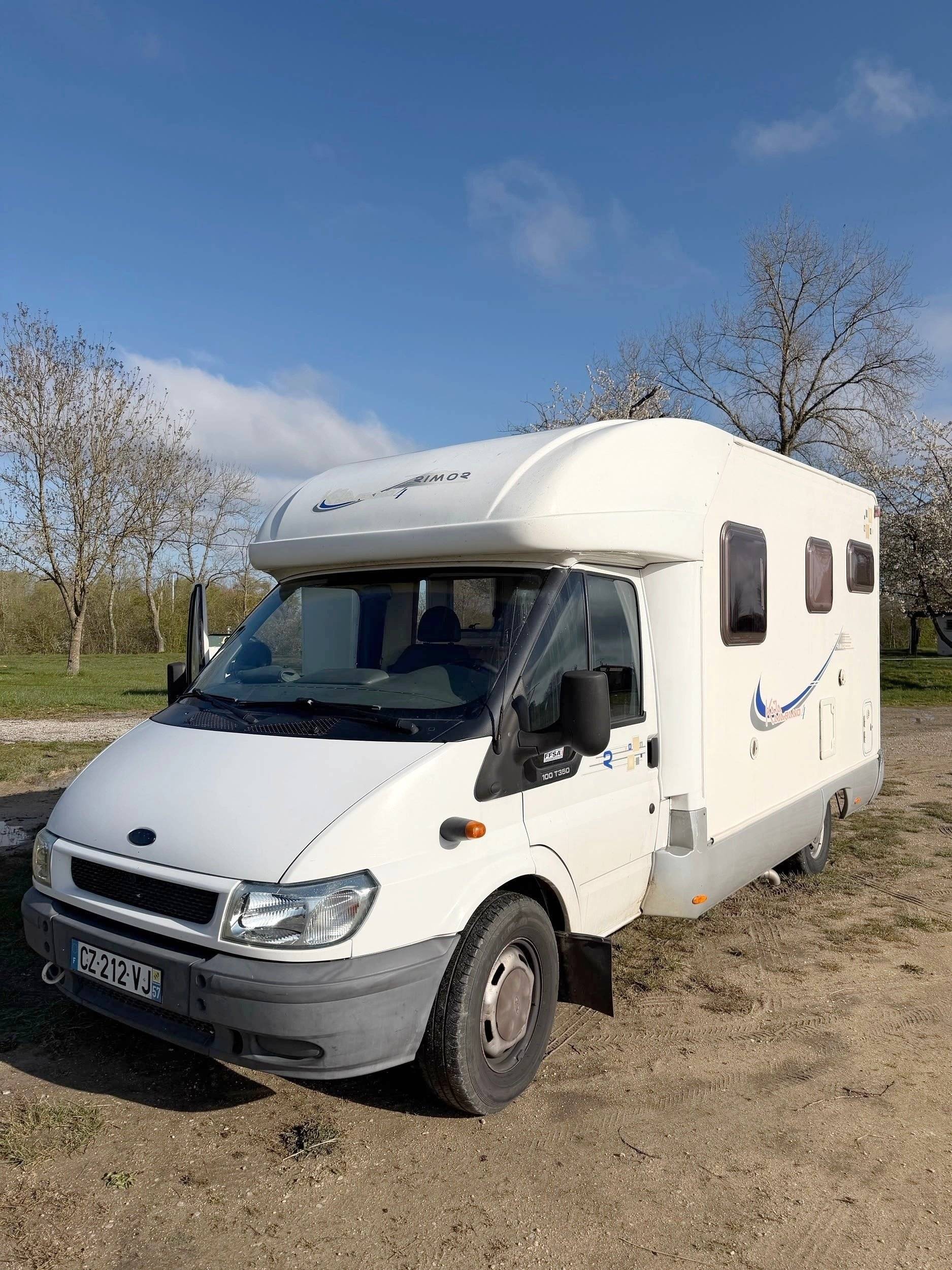Front view from 3/4 Ford Transit 2.5 td 100 ch - Yescapa