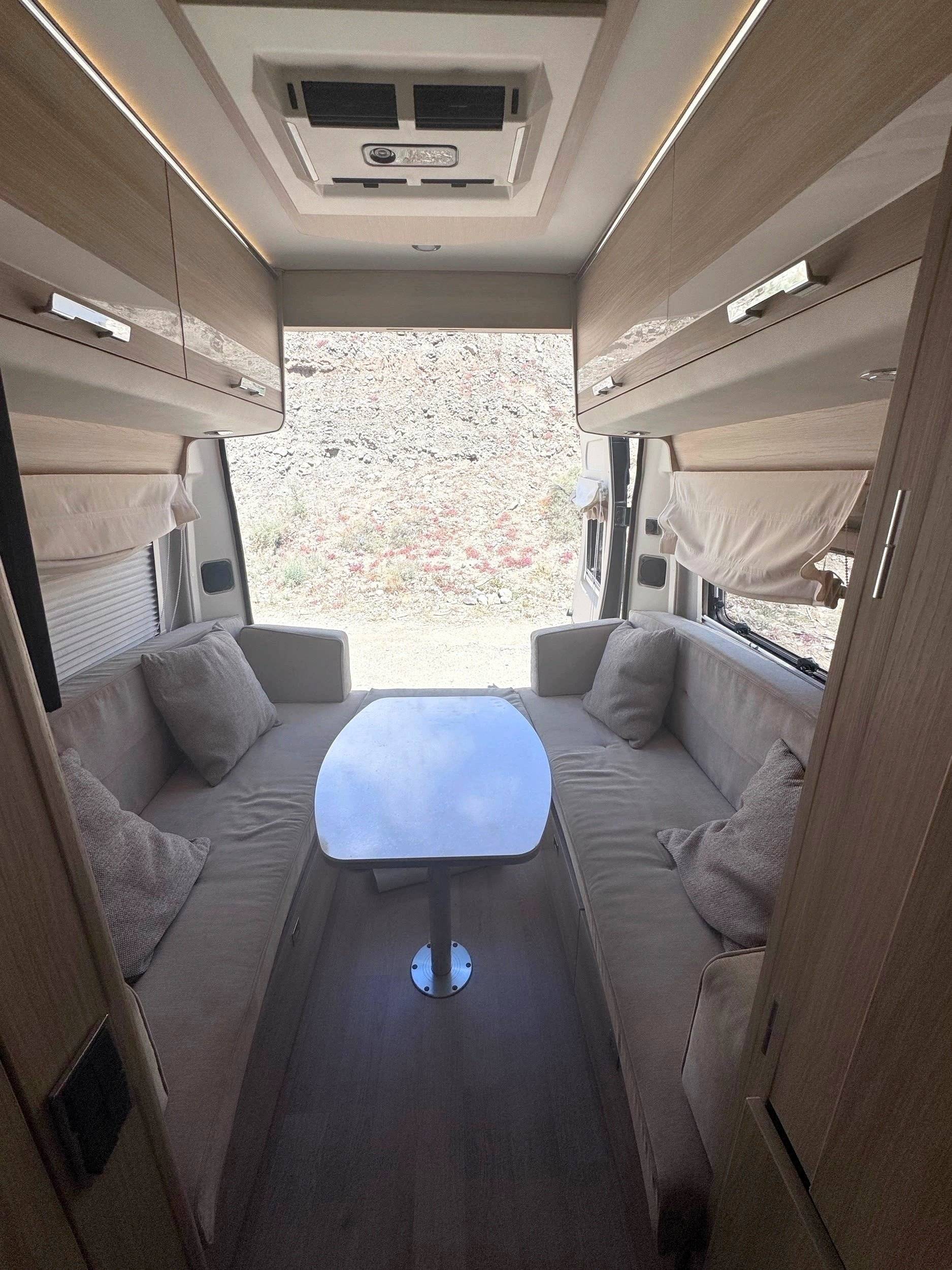 Dining Area Fiat Ducato 2,3 l Multijet 140 - Yescapa