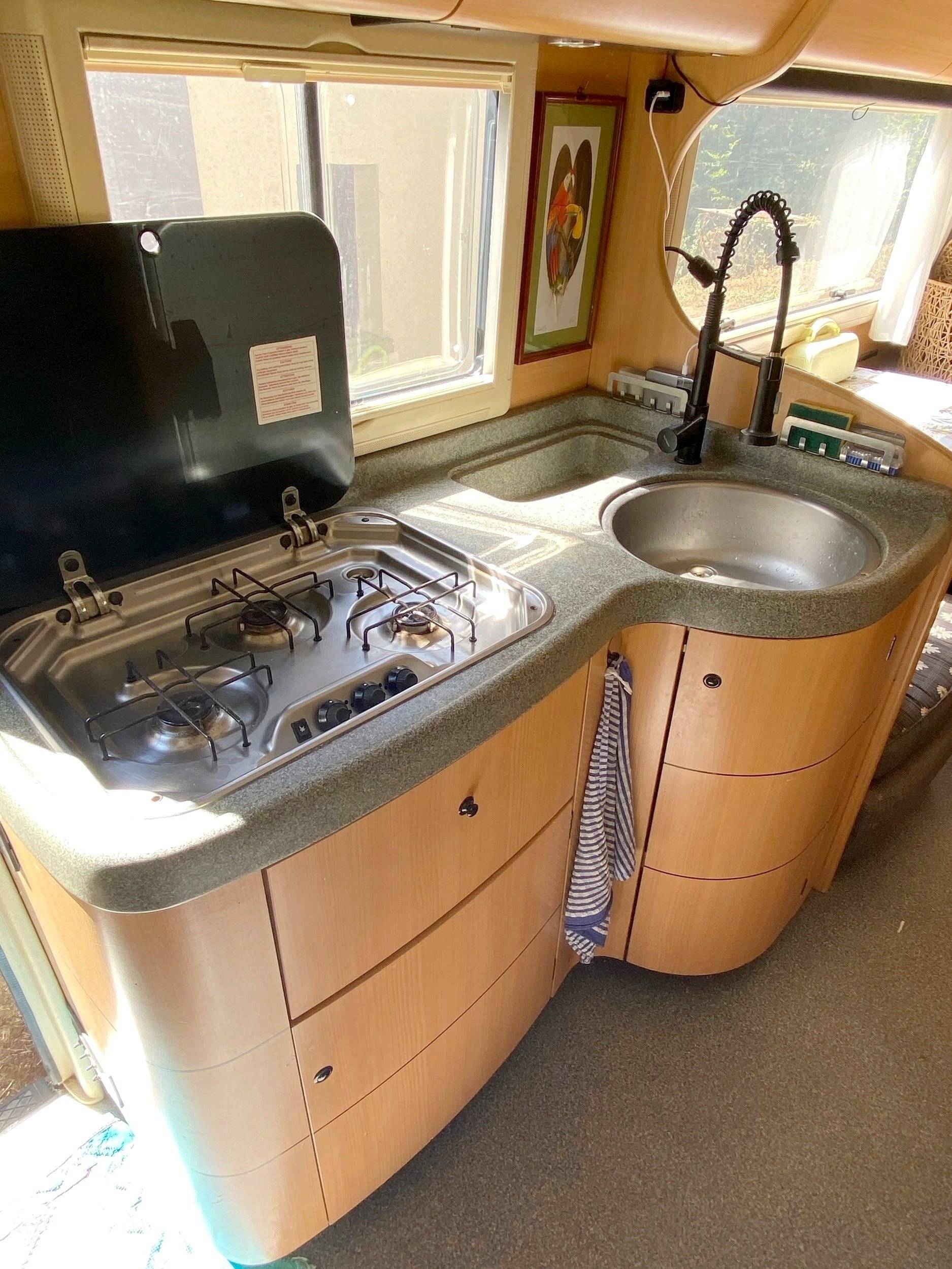 Kitchen Mercedes 312D - Yescapa