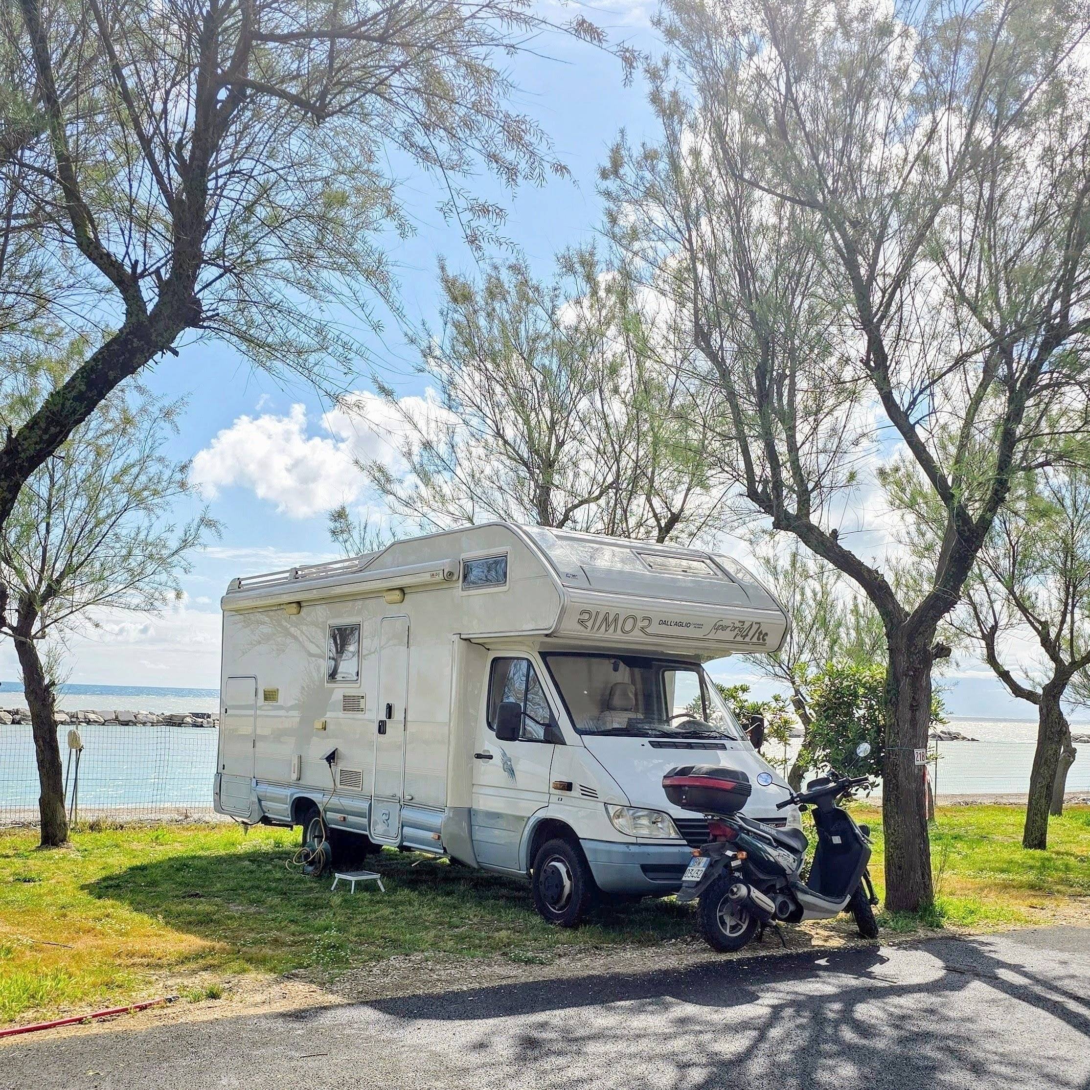 Vista frontale a ¾ Mercedes - Yescapa