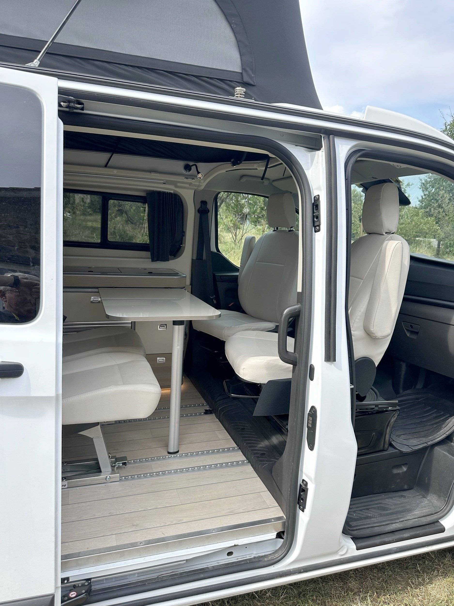 Dining Area Ford Transit 2,0 l 130 ch - Yescapa