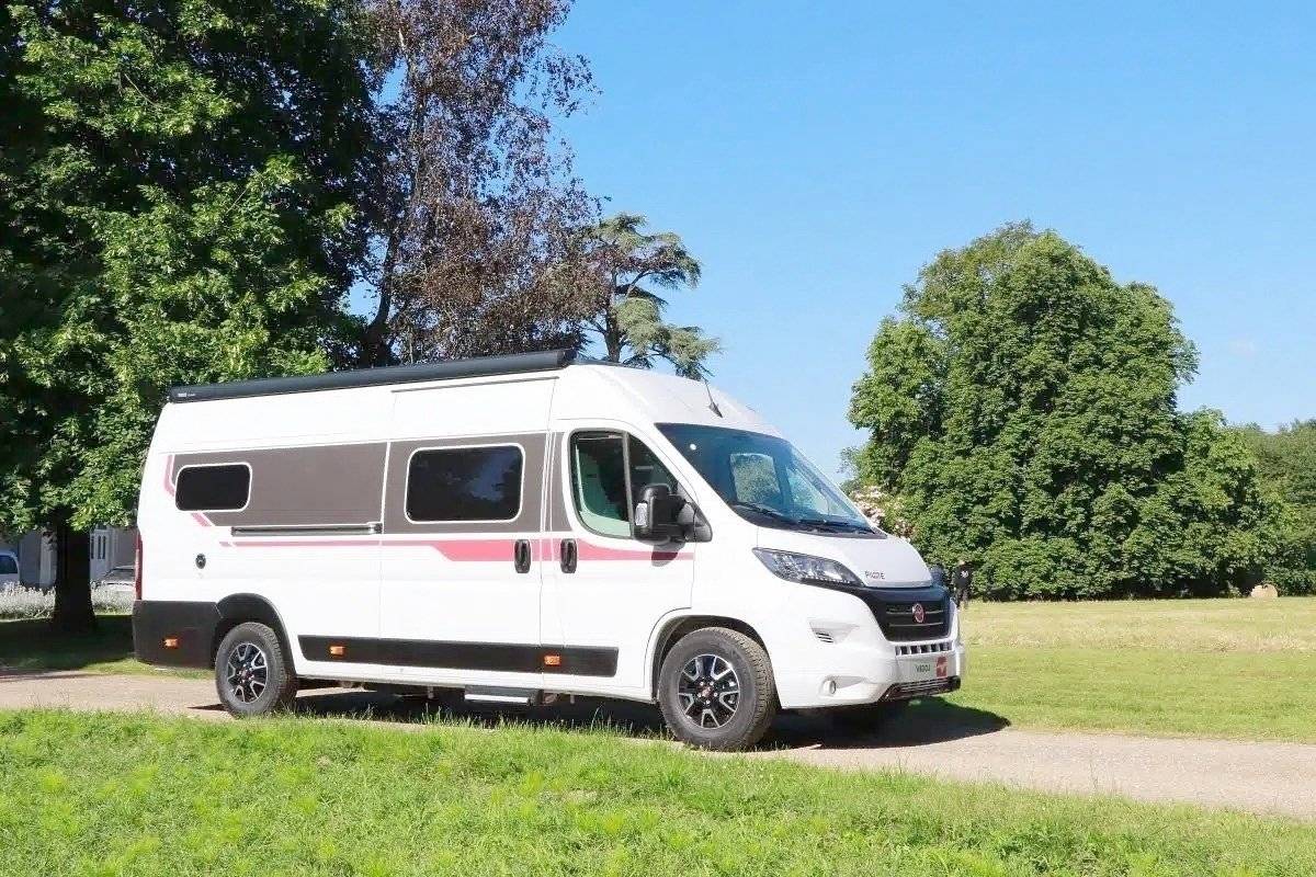 Vista del vehicle angle davanter Fiat Mooveo & Pilote 63DB - Yescapa