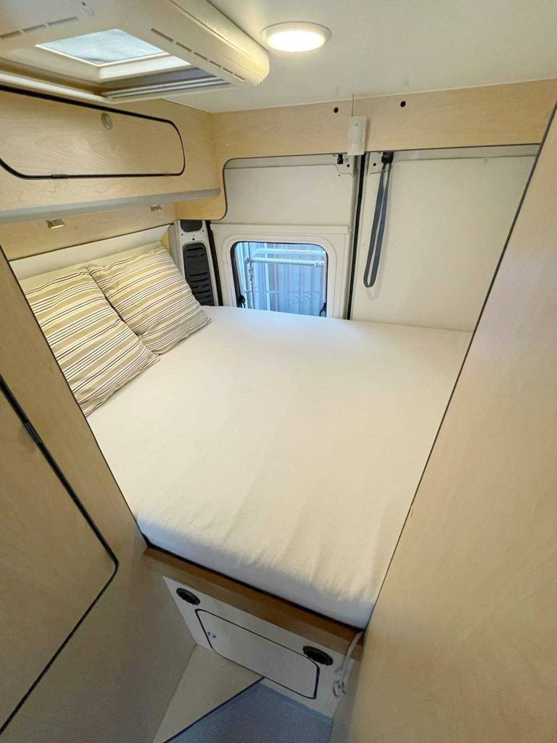 Berth Fiat Ducato 2,3 l Multijet. - Yescapa
