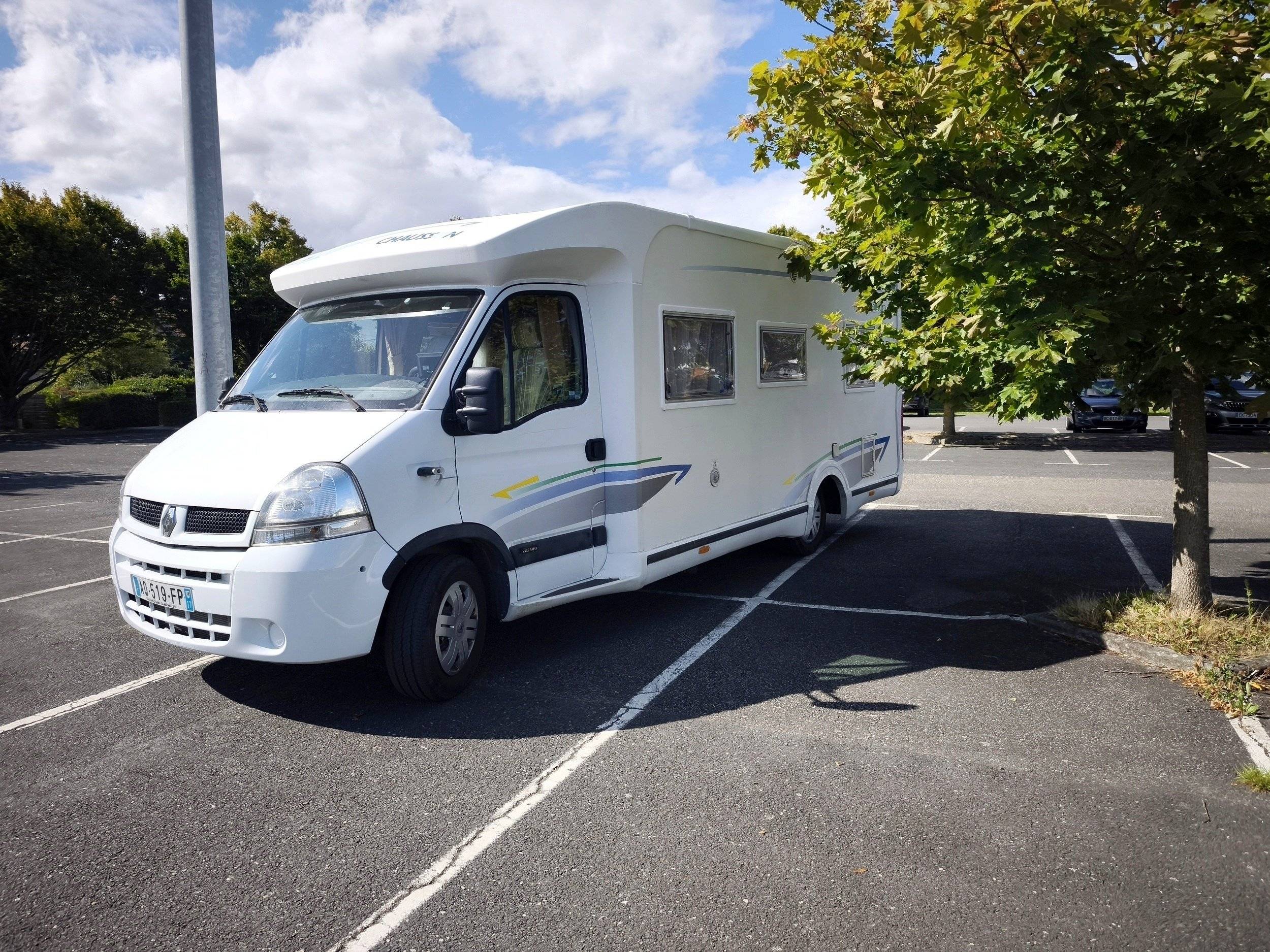 Front view from 3/4 Renault - Yescapa