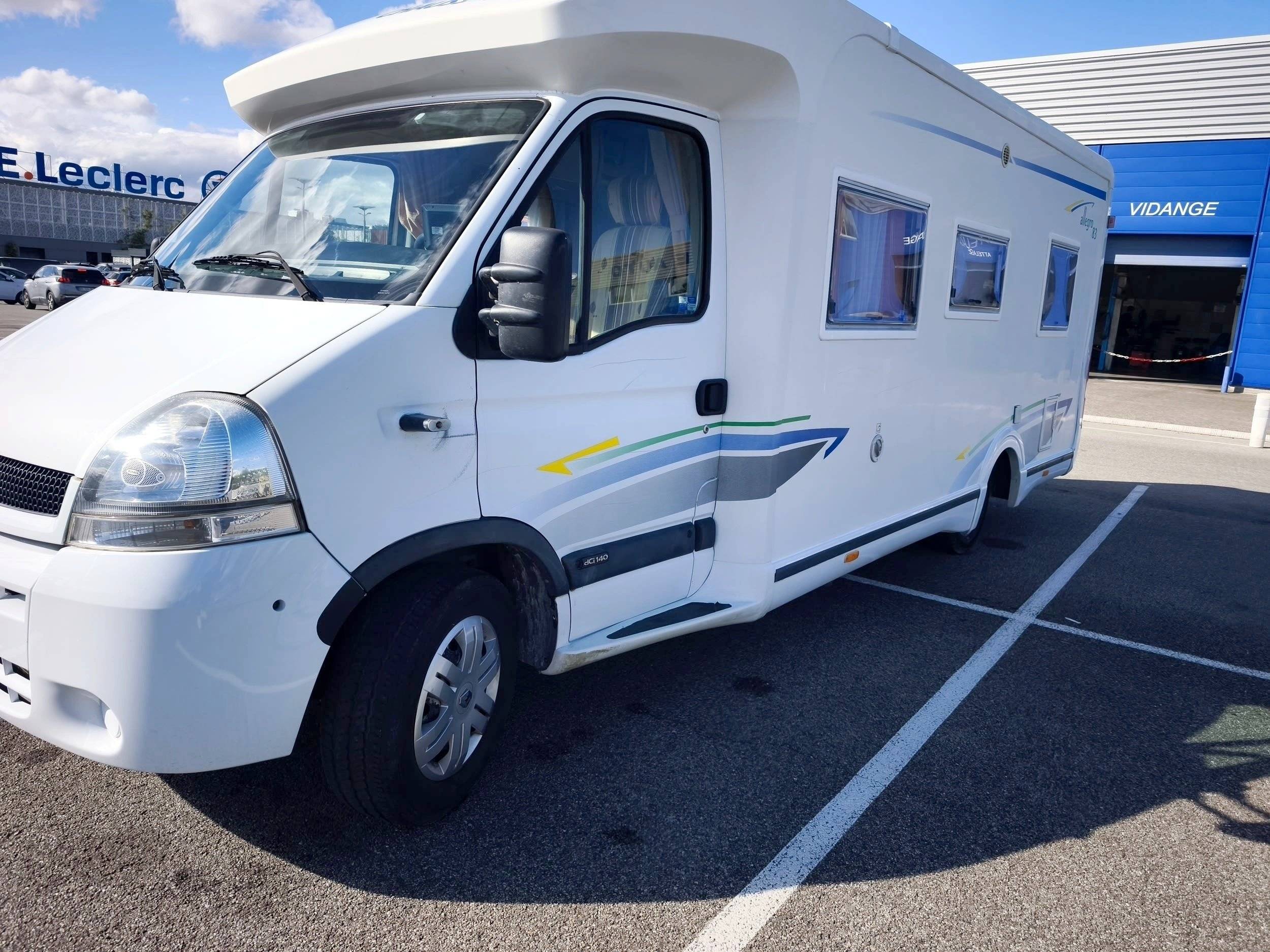 Front view from 3/4 Renault - Yescapa