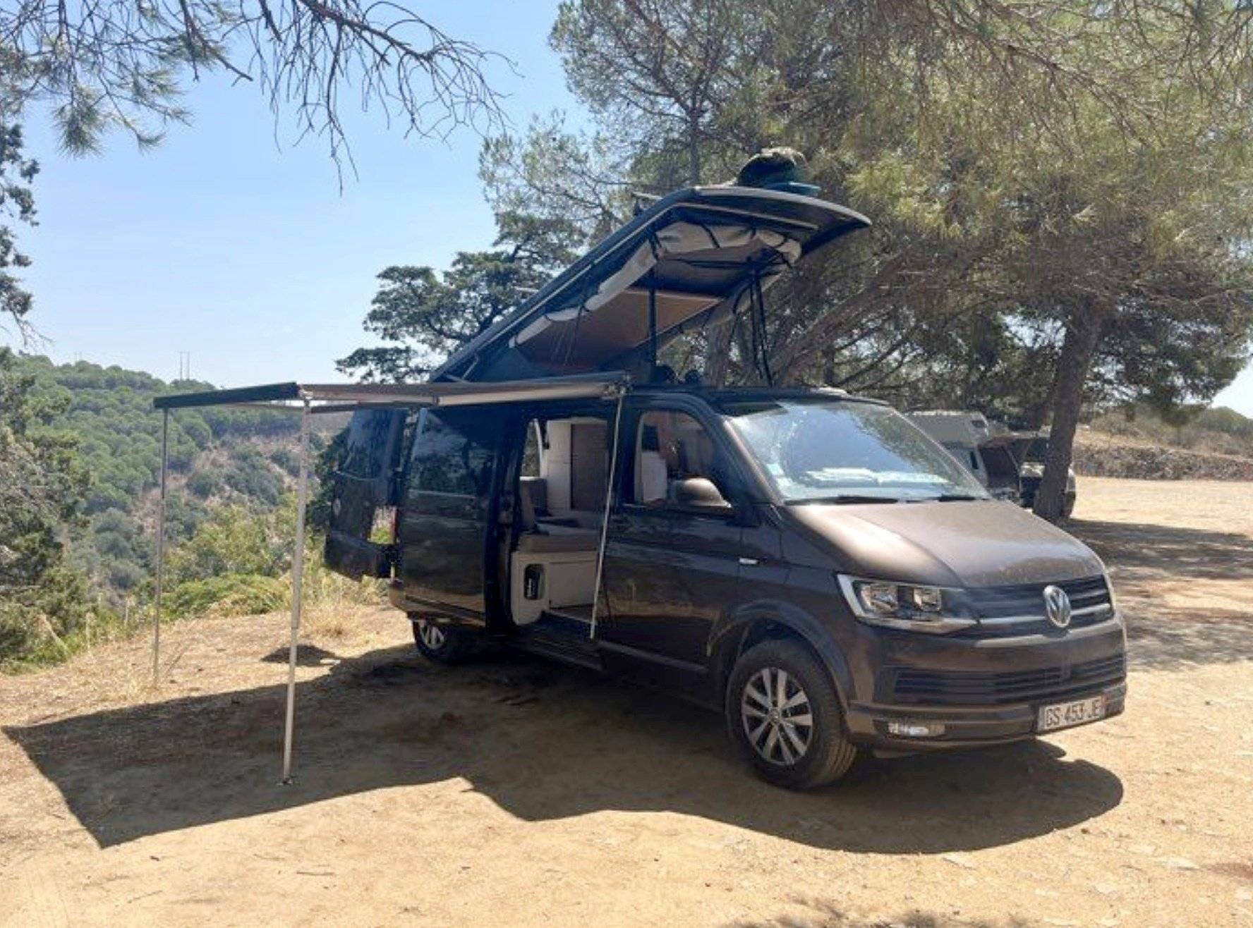 Front view from 3/4 Volkswagen Transporter T6 2,0 l 150ch Boite auto - Yescapa