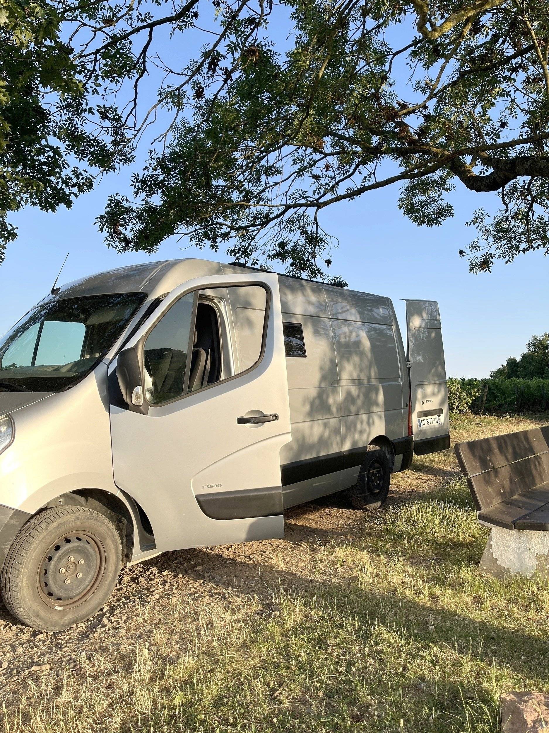 Front view from 3/4 Opel OPEL Movano L2H2 - Yescapa