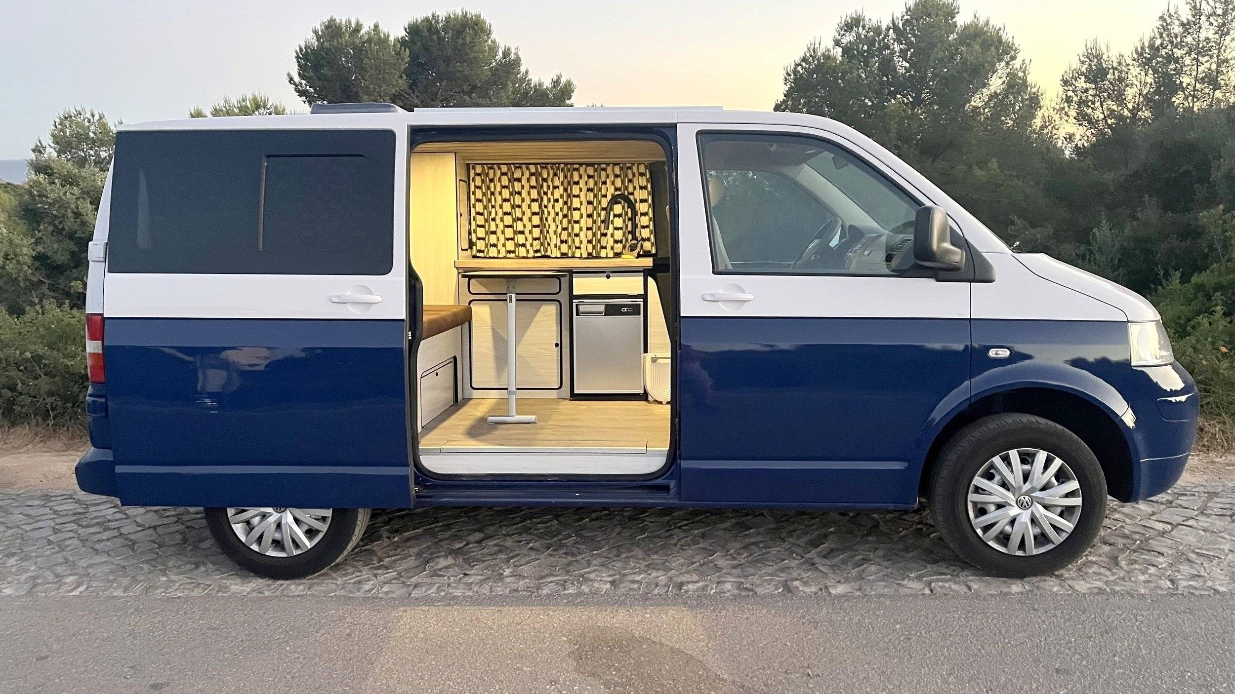 Vue avant de 3/4 Volkswagen T5 - Yescapa