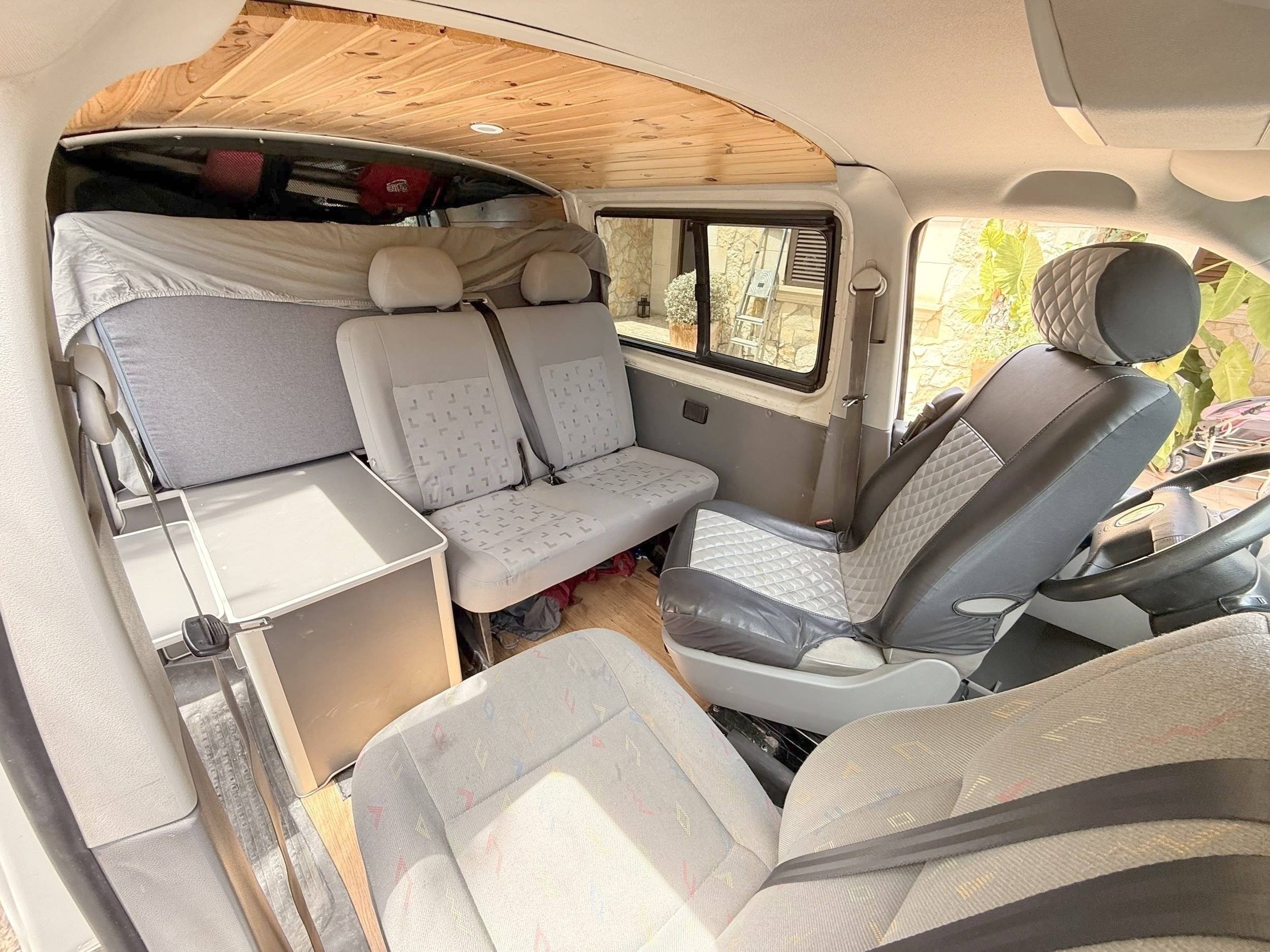 Área de jantar Volkswagen T5 TDI 104 ch - Yescapa