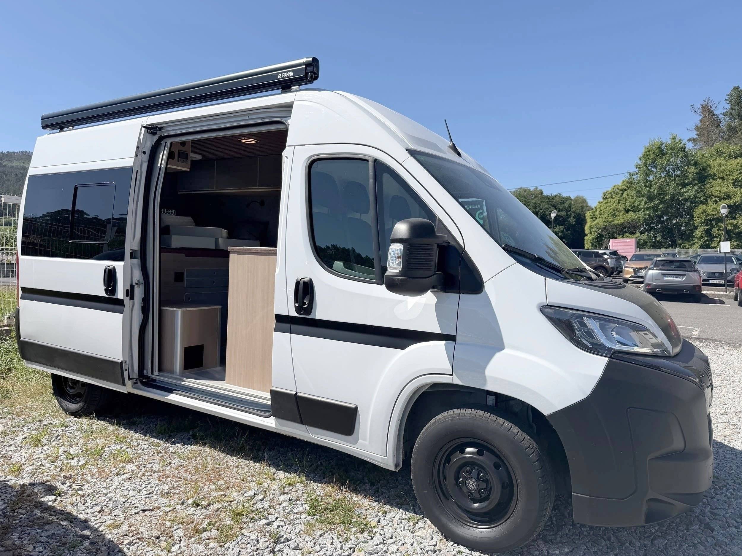 Vista frontale a ¾ Peugeot Boxer 2,2 l 120 ch. - Yescapa