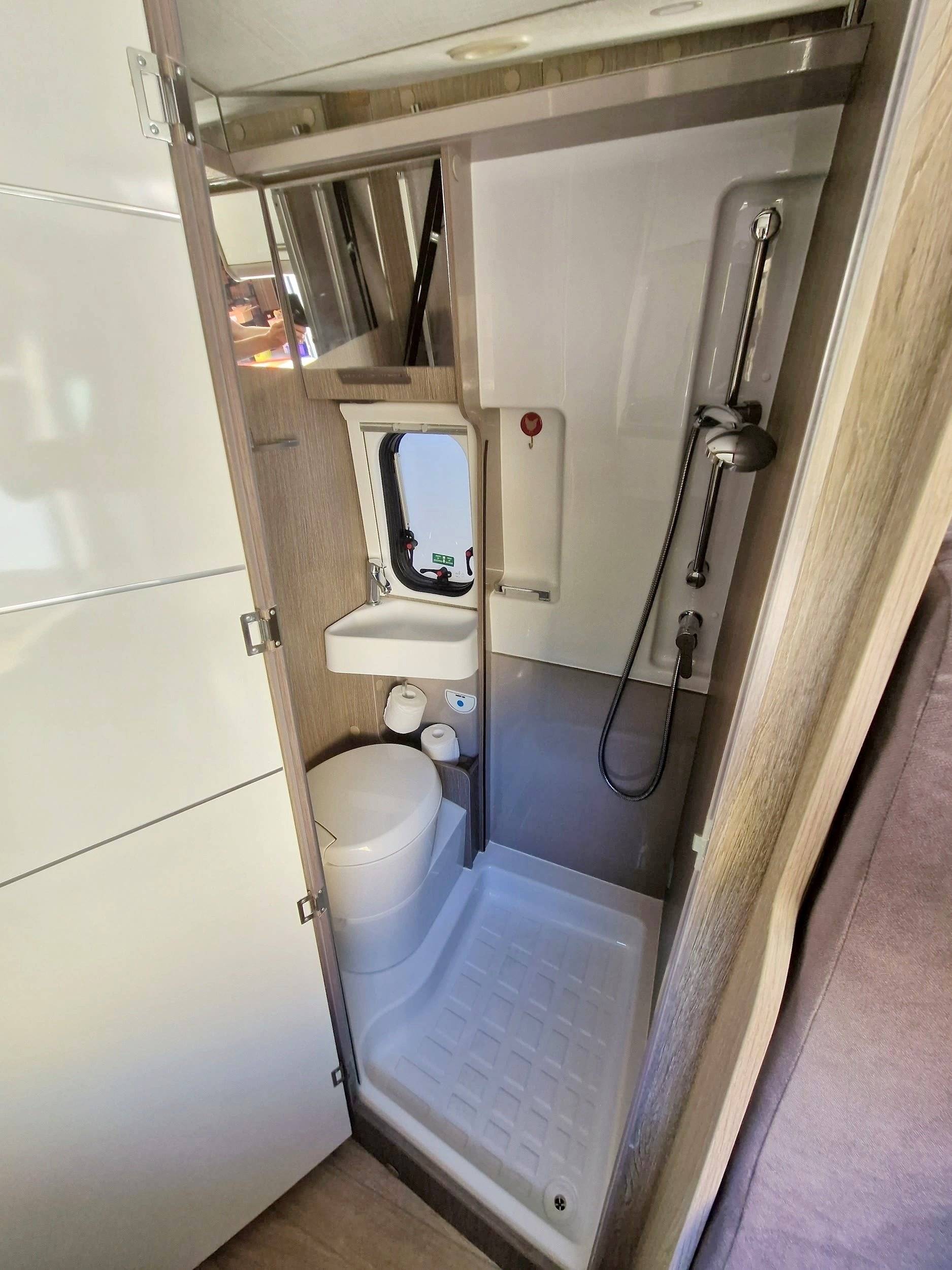 Challenger V210 road edition