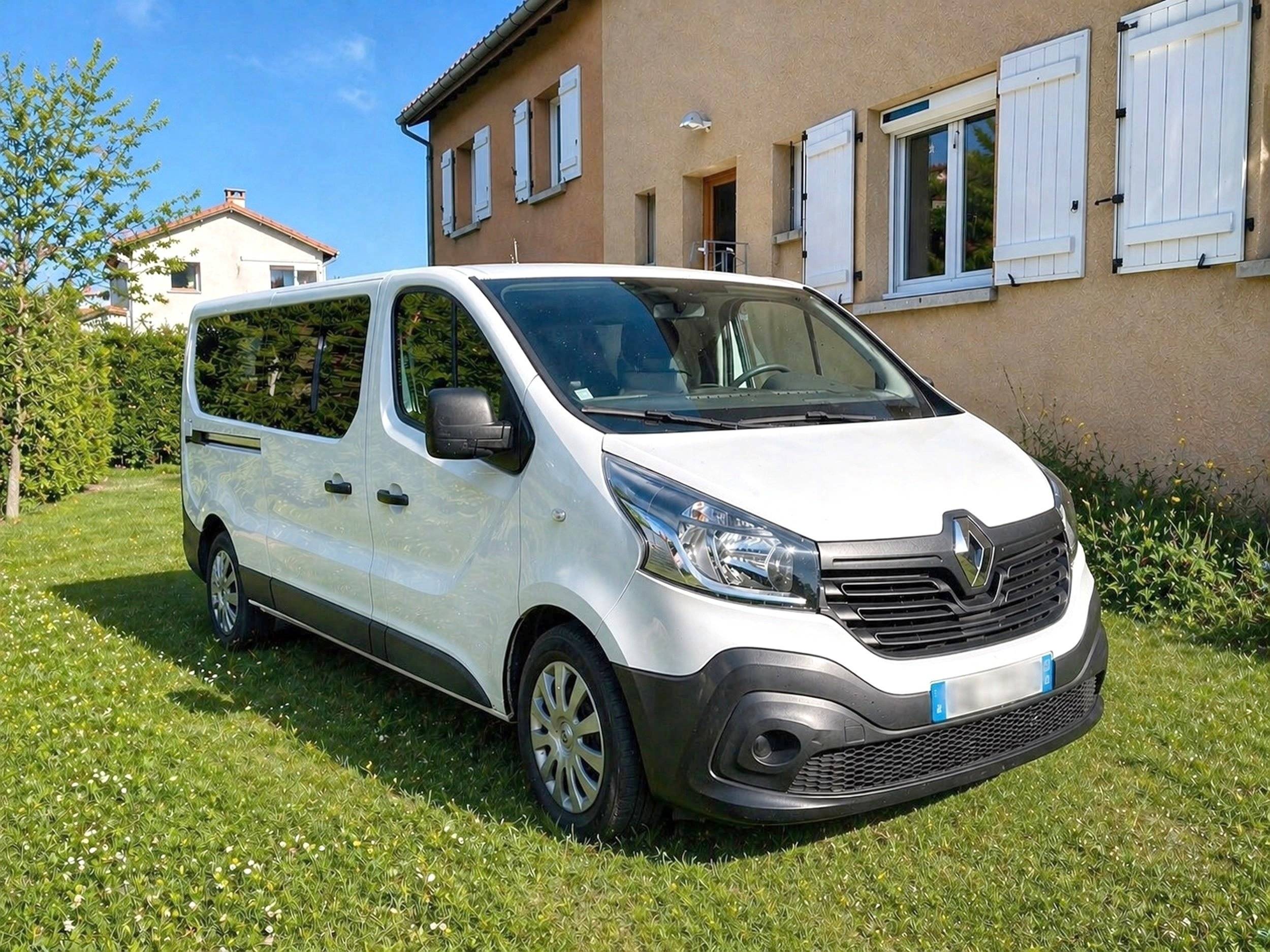 Vista de 3/4 Renault Trafic 3 - Yescapa
