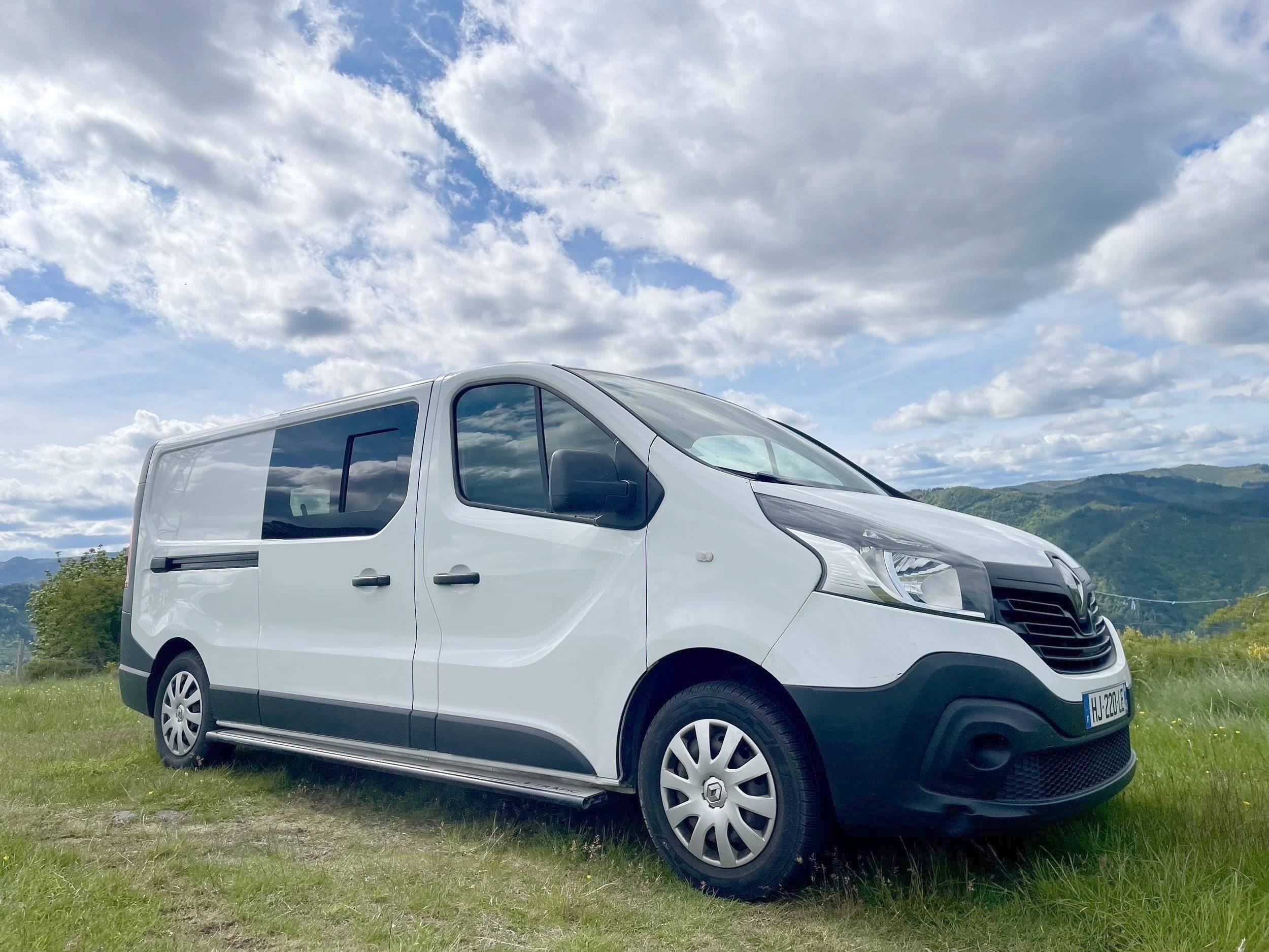 schräge Vorderansicht Renault Trafic 3 - Yescapa