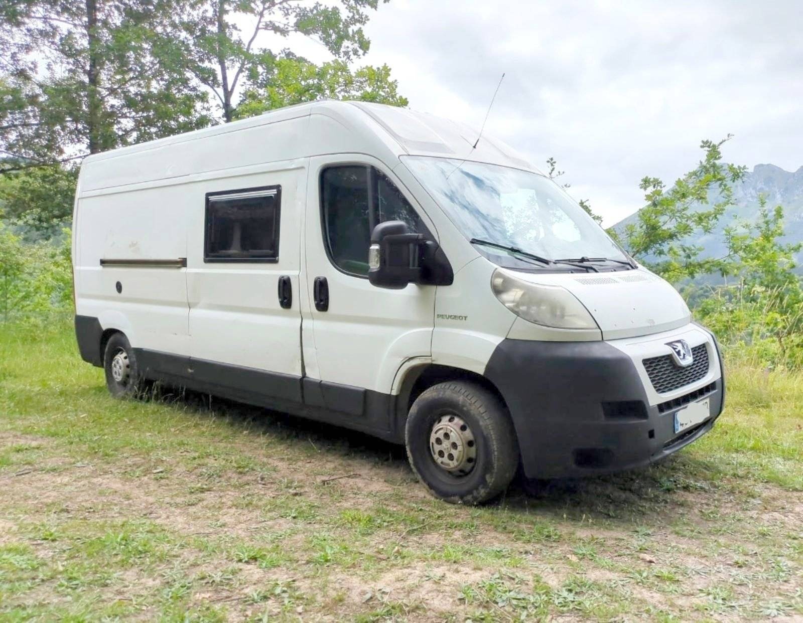 Vista de 3/4 Peugeot - Yescapa