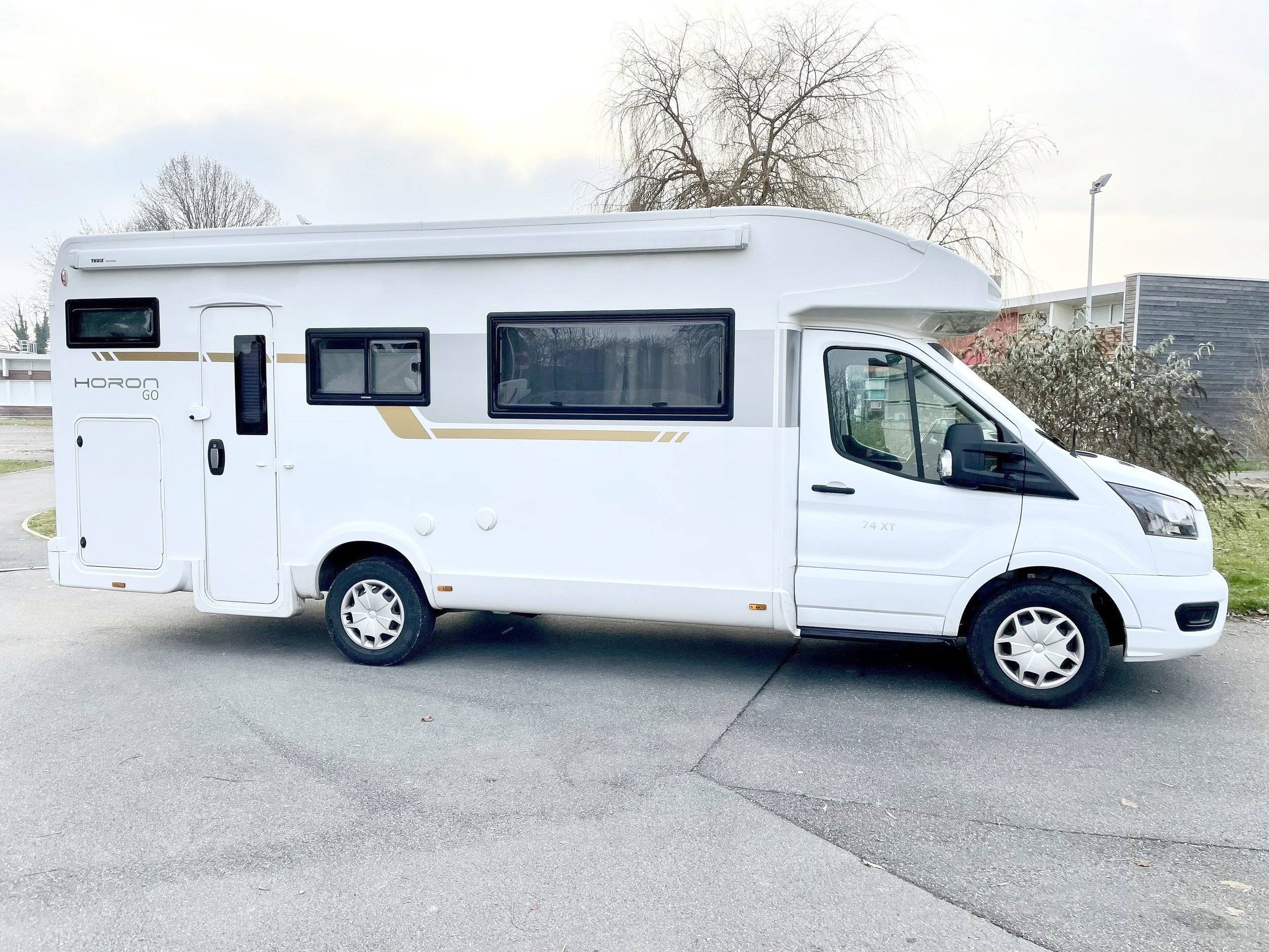 Vista frontale a ¾ Ford Transit 2,0 l 130 ch - Yescapa
