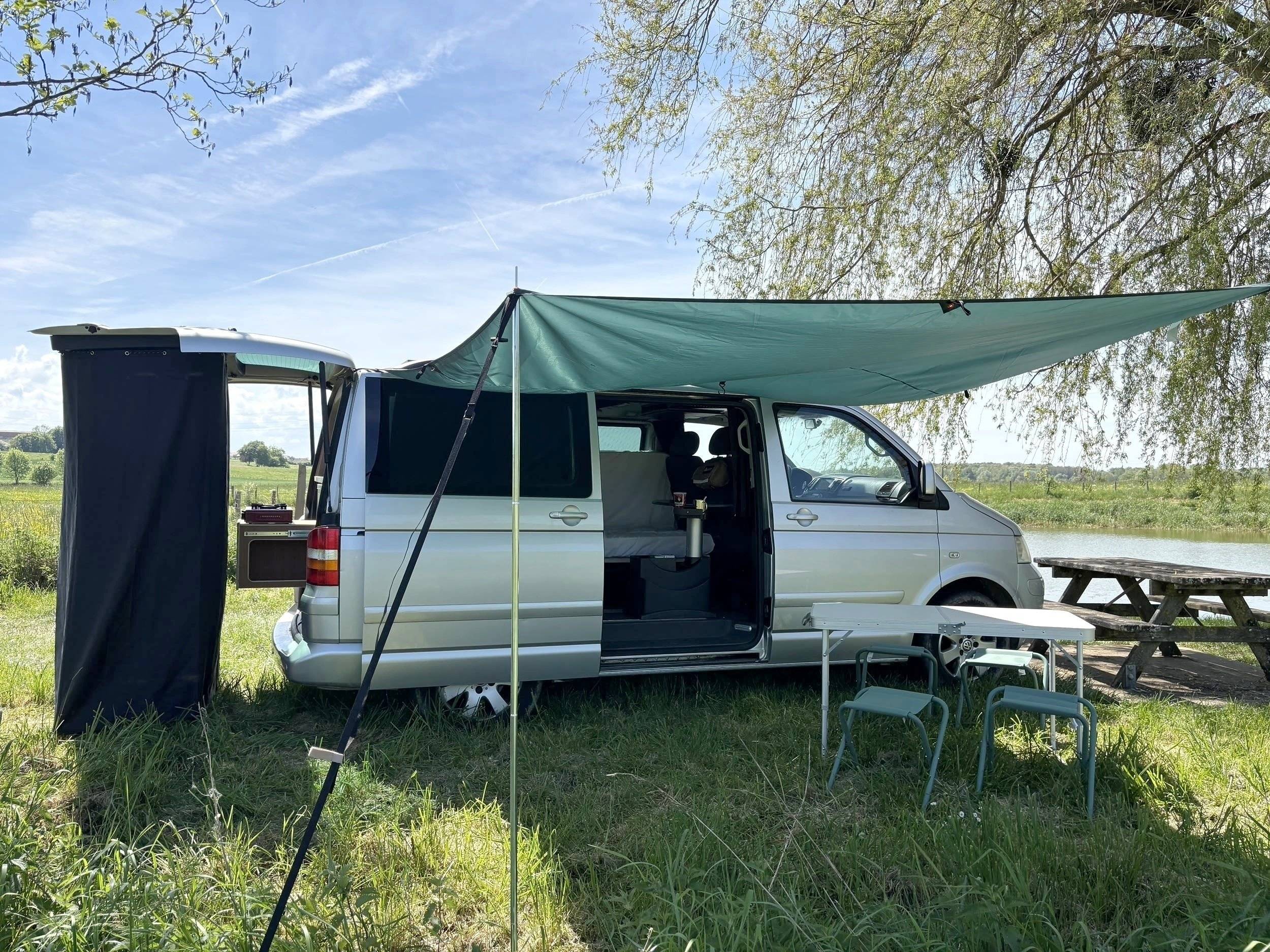 Vista del vehículo ángulo delantero Volkswagen T5 1,9 l 102 ch - Yescapa