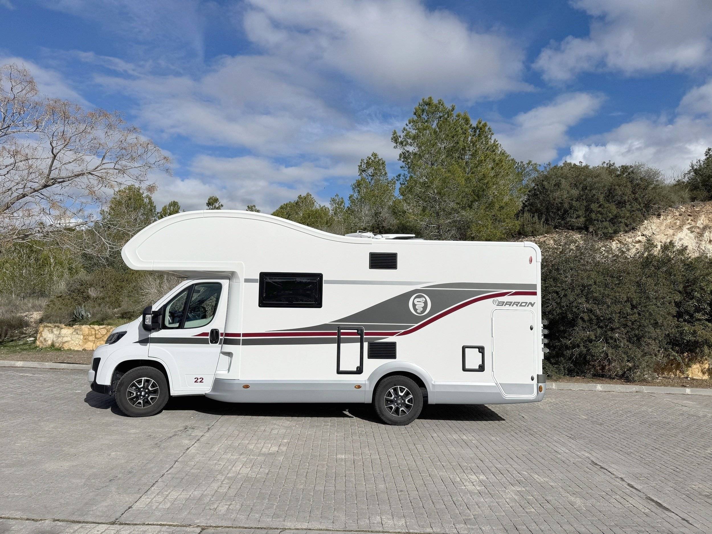 schräge Vorderansicht Fiat Ducato - Yescapa