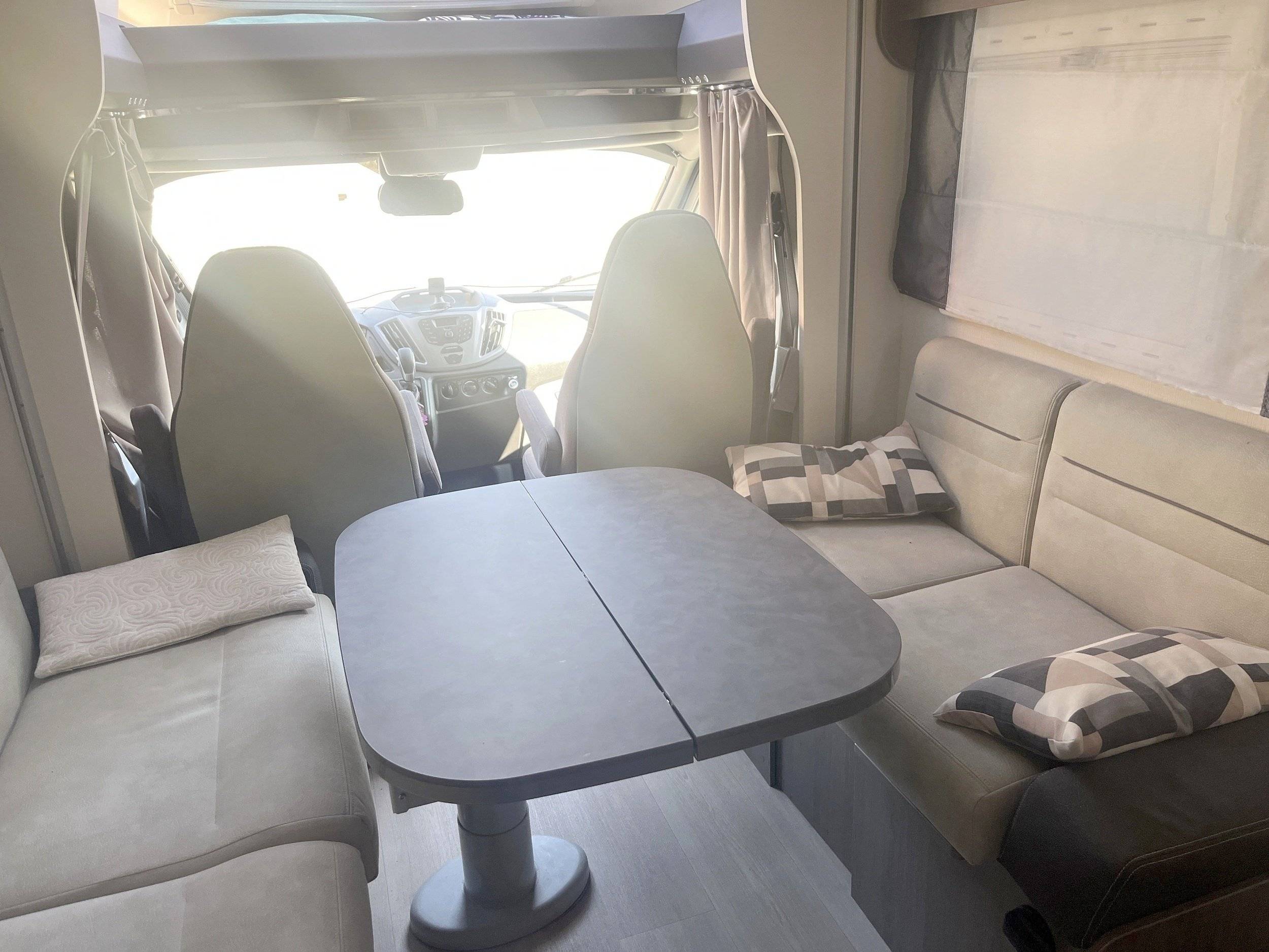 Coin repas Ford Chausson 640 - Yescapa