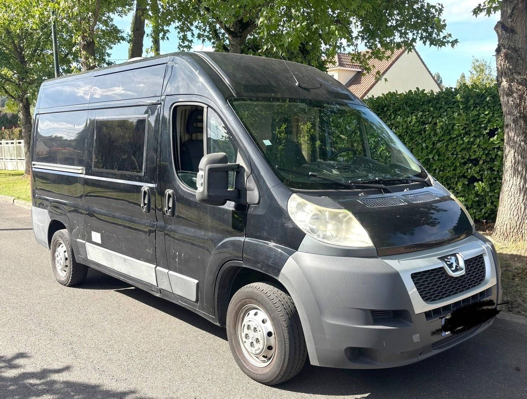 Vista de 3/4 Peugeot Boxer 2,0 l 130 ch - Yescapa