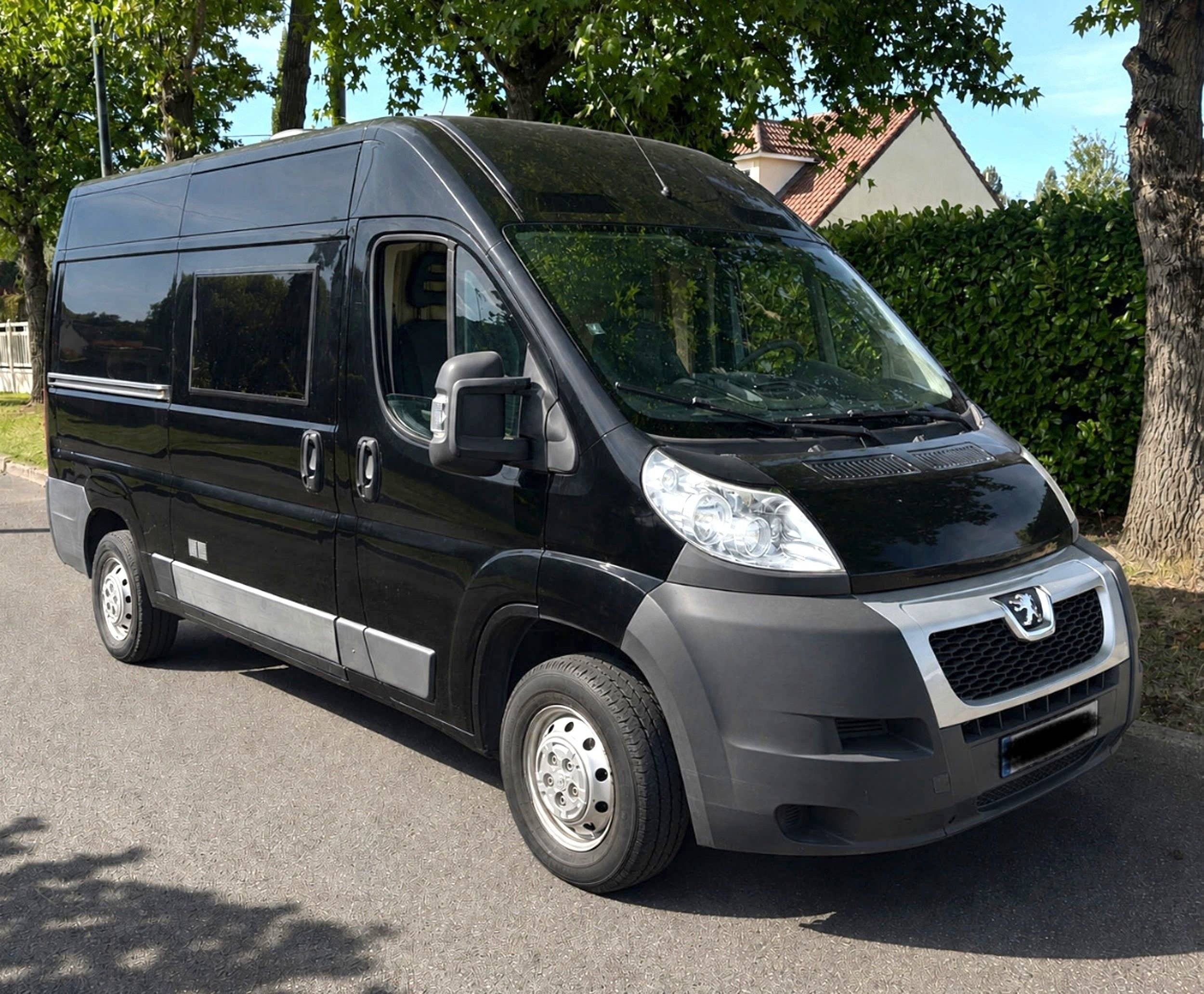 Vista frontale a ¾ Peugeot Boxer 2,0 l 130 ch - Yescapa