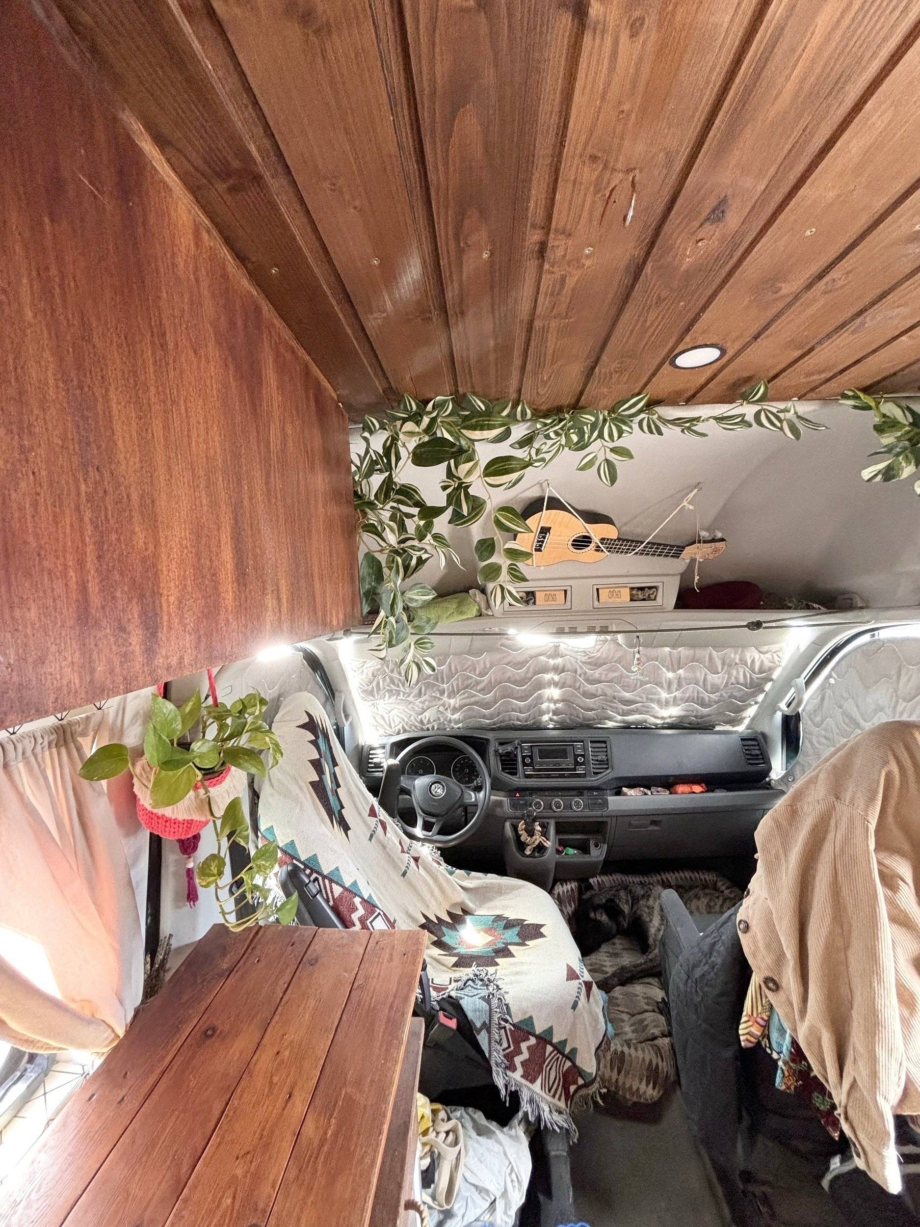 schräge Vorderansicht Volkswagen Crafter 2,0 l 102 ch - Yescapa