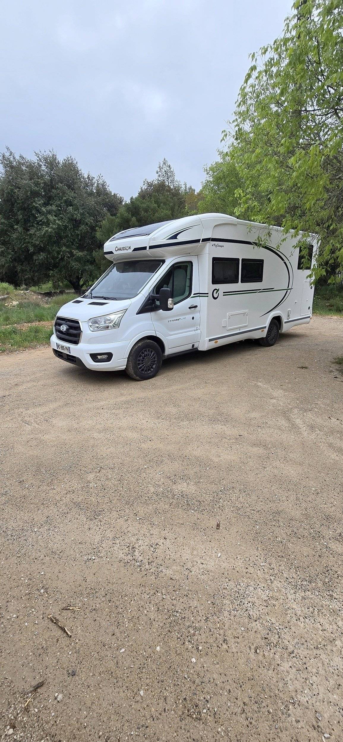 Vue avant de 3/4 Ford Transit 2,0 l 130 ch - Yescapa