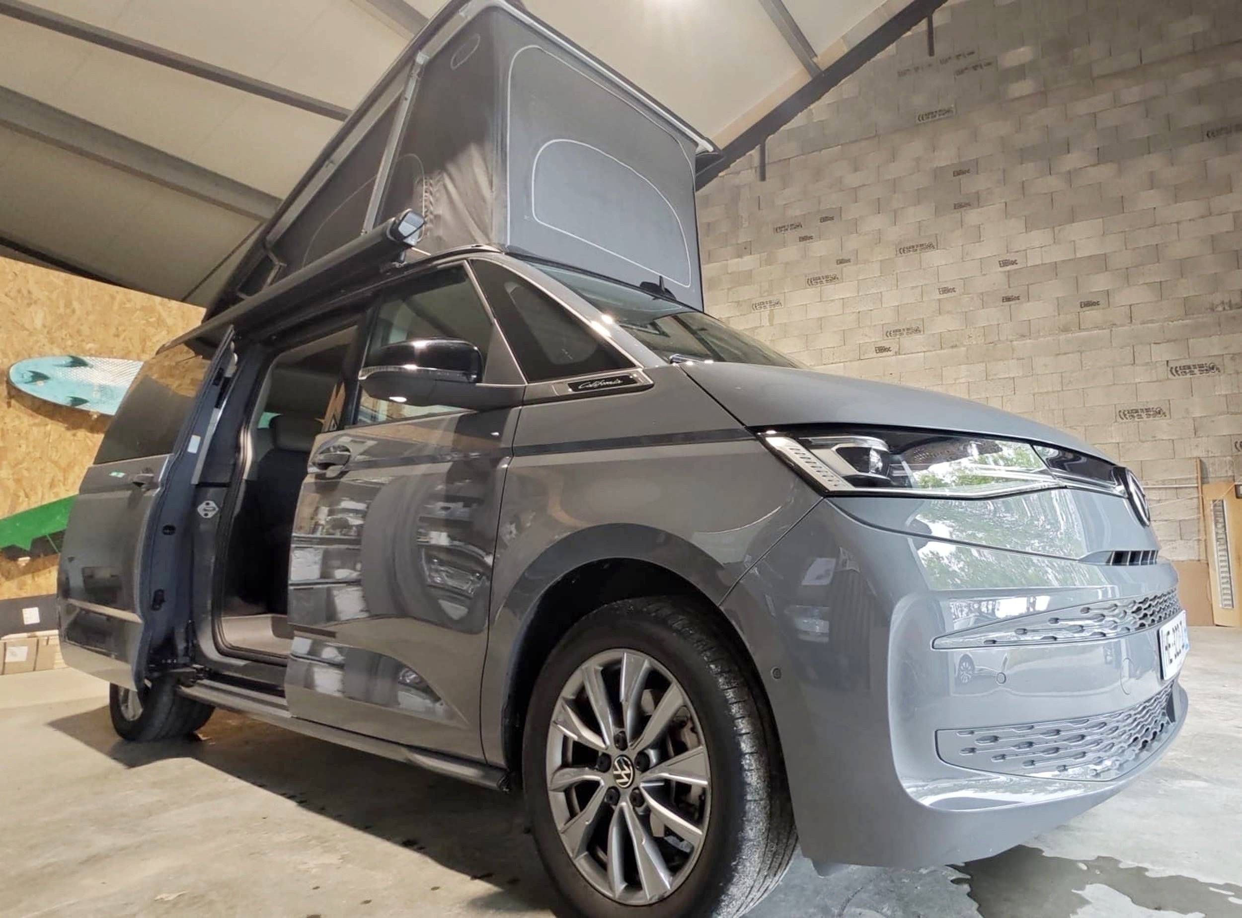schräge Vorderansicht Volkswagen T7 California Ocean - Yescapa
