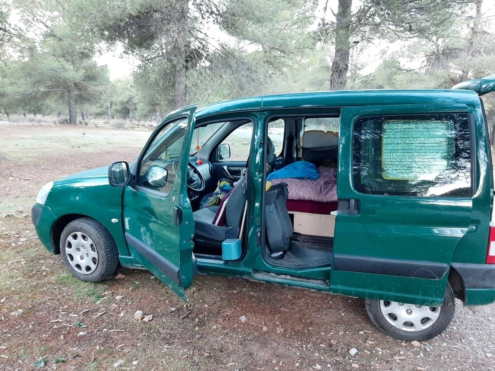 Vue avant de 3/4 Peugeot Peugeot Partner Tepee - Yescapa
