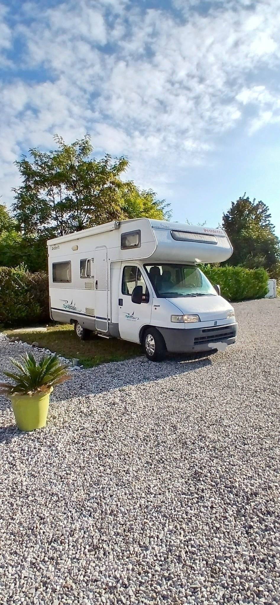 Vue avant de 3/4 Fiat Fiat ducato - Yescapa