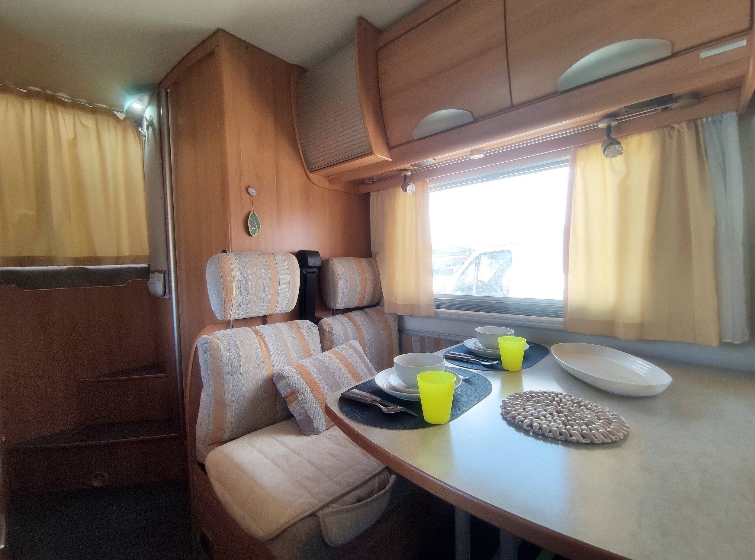 Dining Area Mercedes 2,2 l CDI 160 ch. - Yescapa