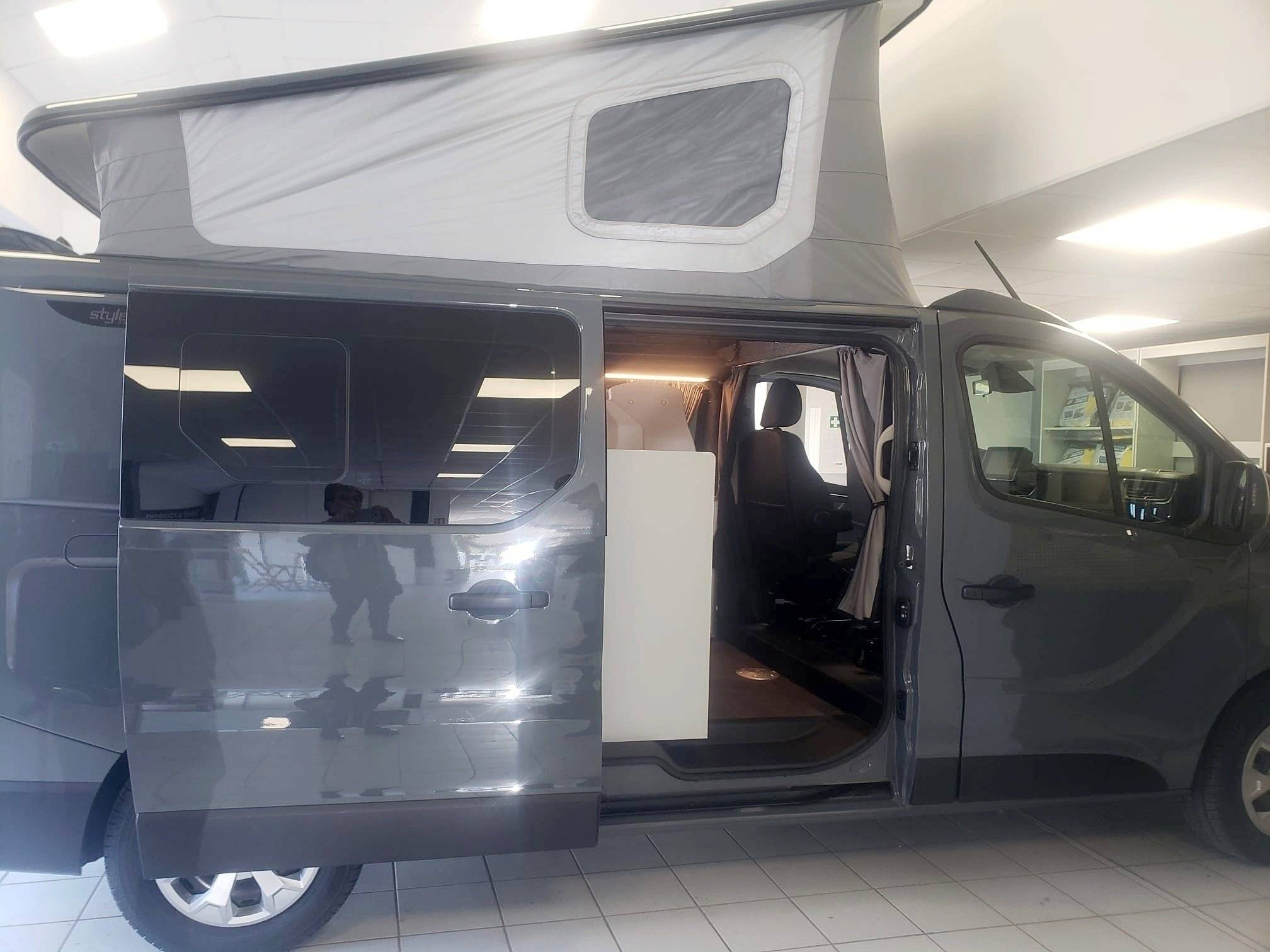 schräge Vorderansicht Renault - Yescapa