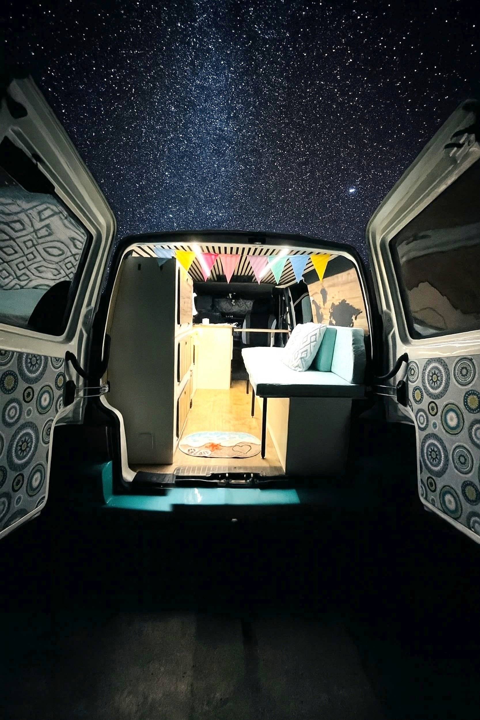 Dining Area Volkswagen 2.5 TDI - Yescapa