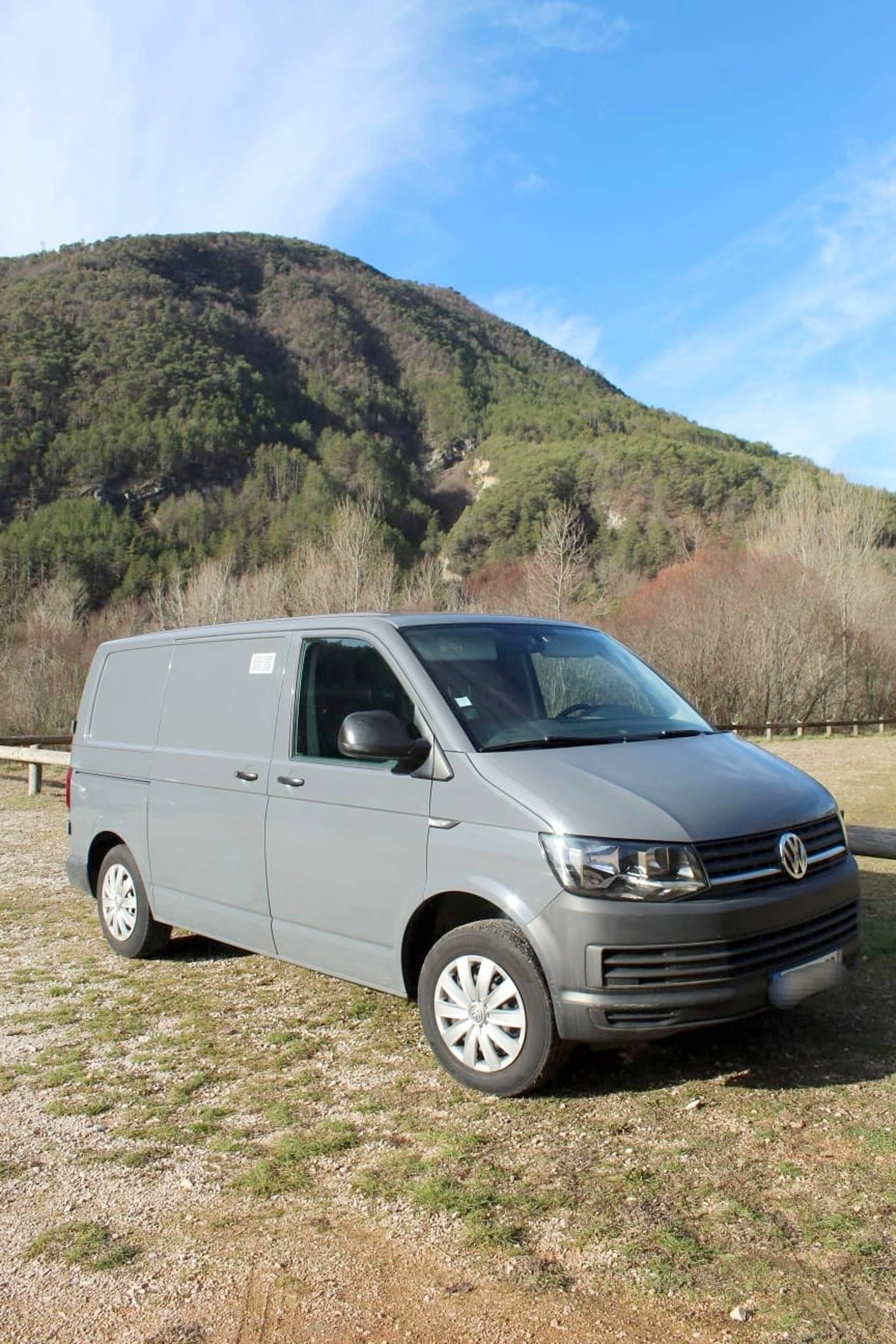 Vista del vehicle angle davanter Volkswagen Transporter T6 2,0 l 150ch - Yescapa