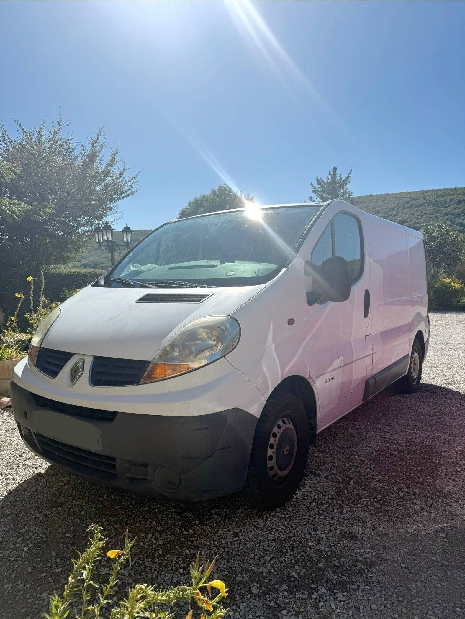 Vista del vehicle angle davanter Renault Trafic 2 l 115 ch - Yescapa