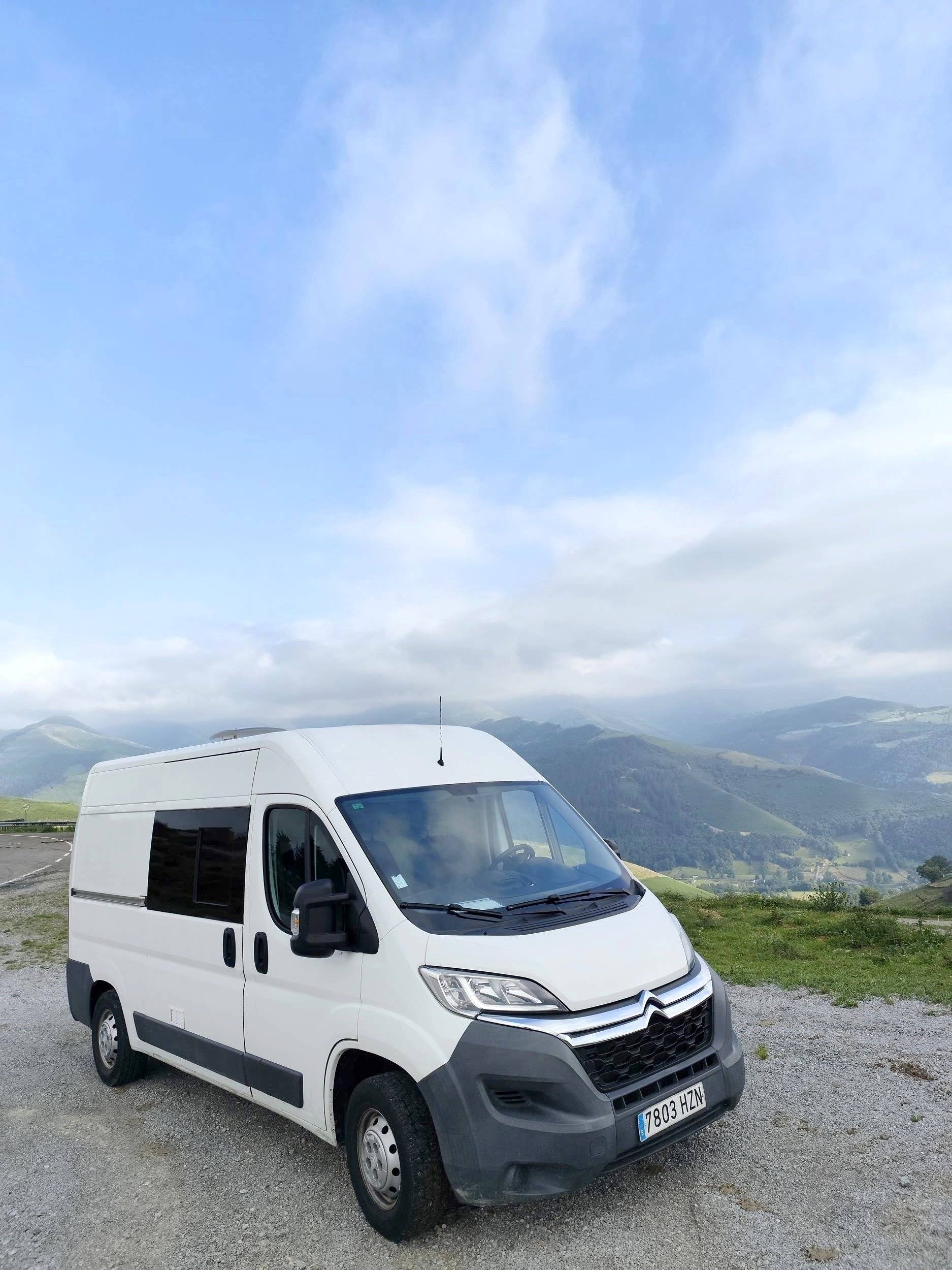schräge Vorderansicht Citroën Jumper 2,2 l 120 ch - Yescapa