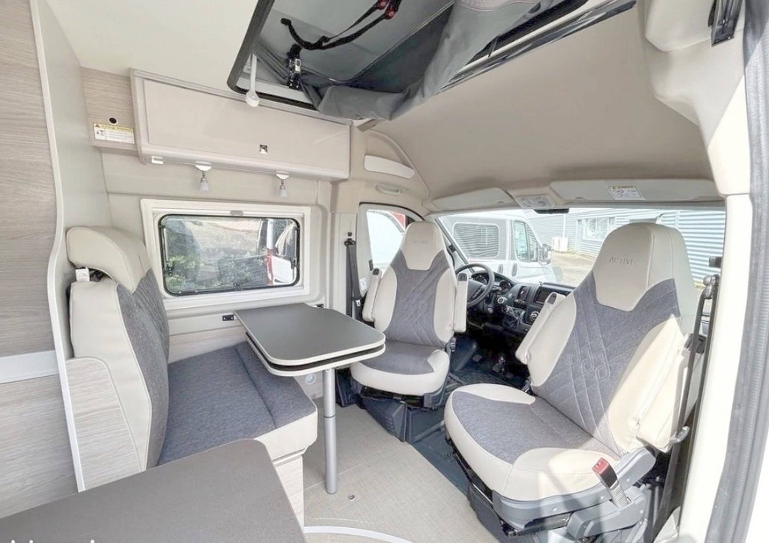 Coin repas Citroën Jumper 2,2 l 140 ch - Yescapa