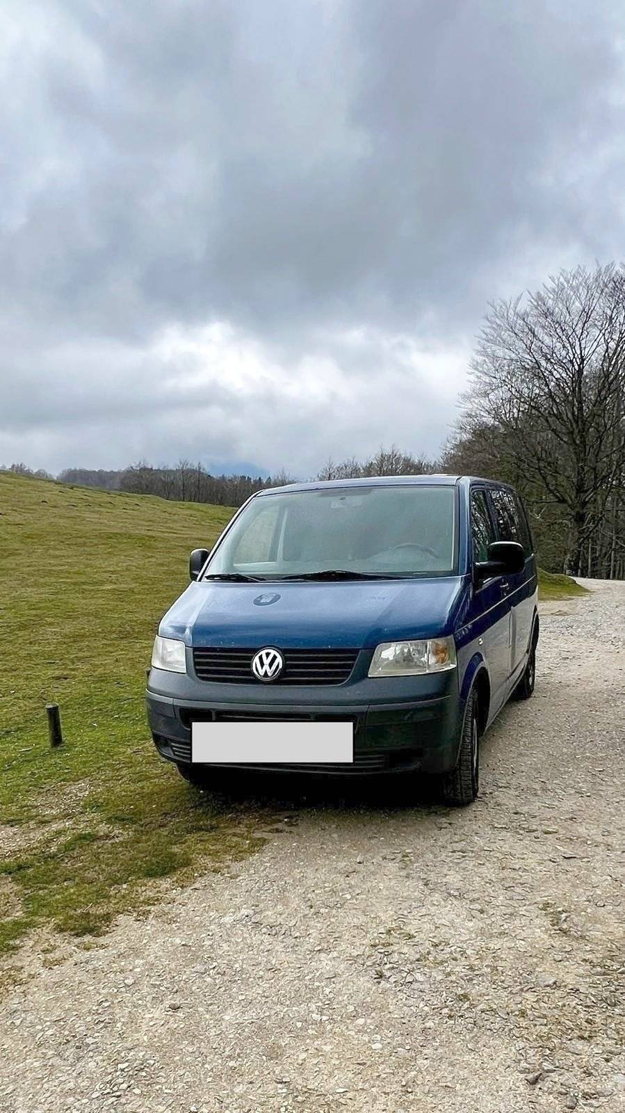 Vista frontale a ¾ Volkswagen T5 2,5 l 130 ch - Yescapa
