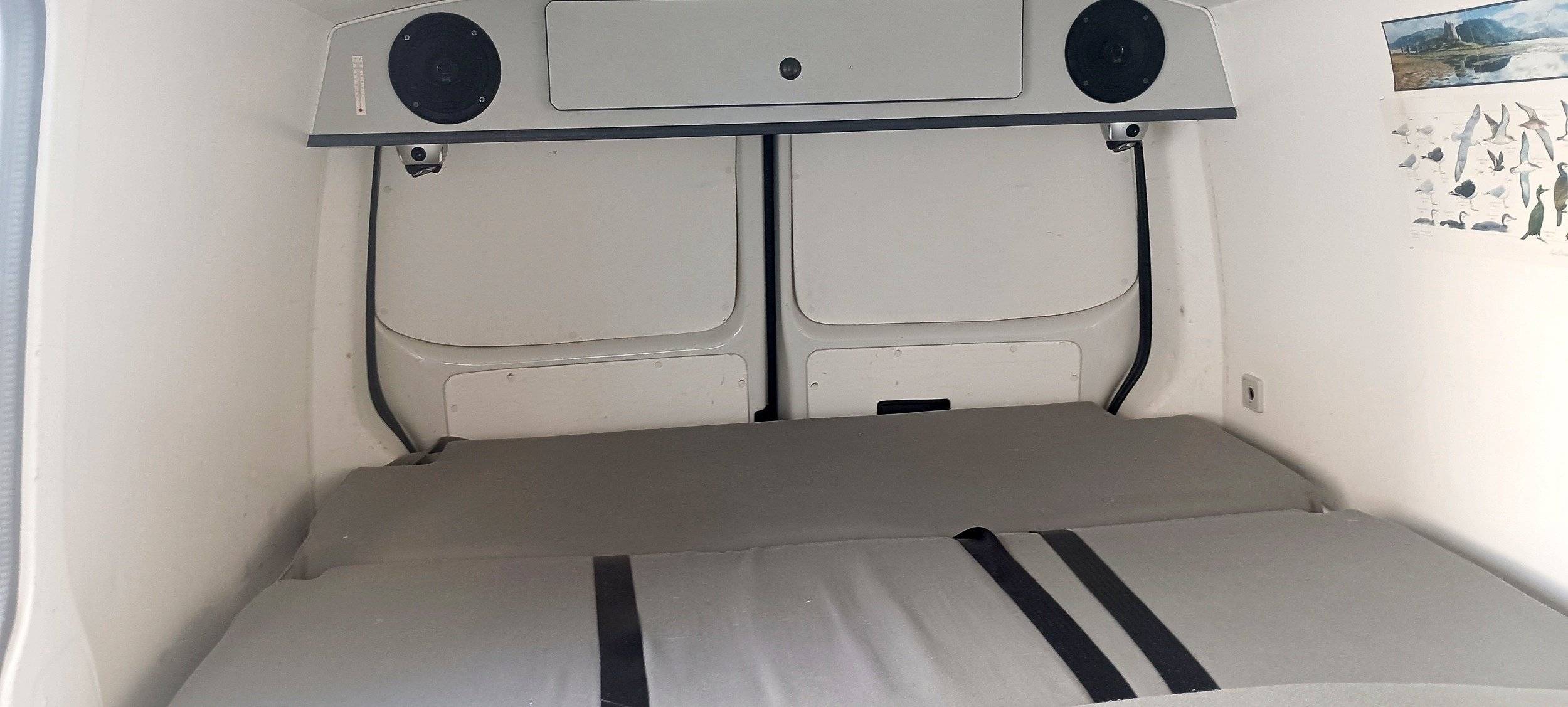 Berth Volkswagen T5 TDI 104 ch - Yescapa