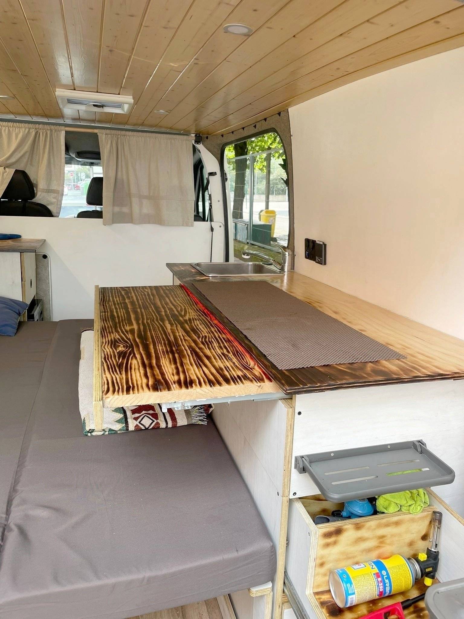 Dining Area Volkswagen VOLKSWAGEN CRAFTER - Yescapa