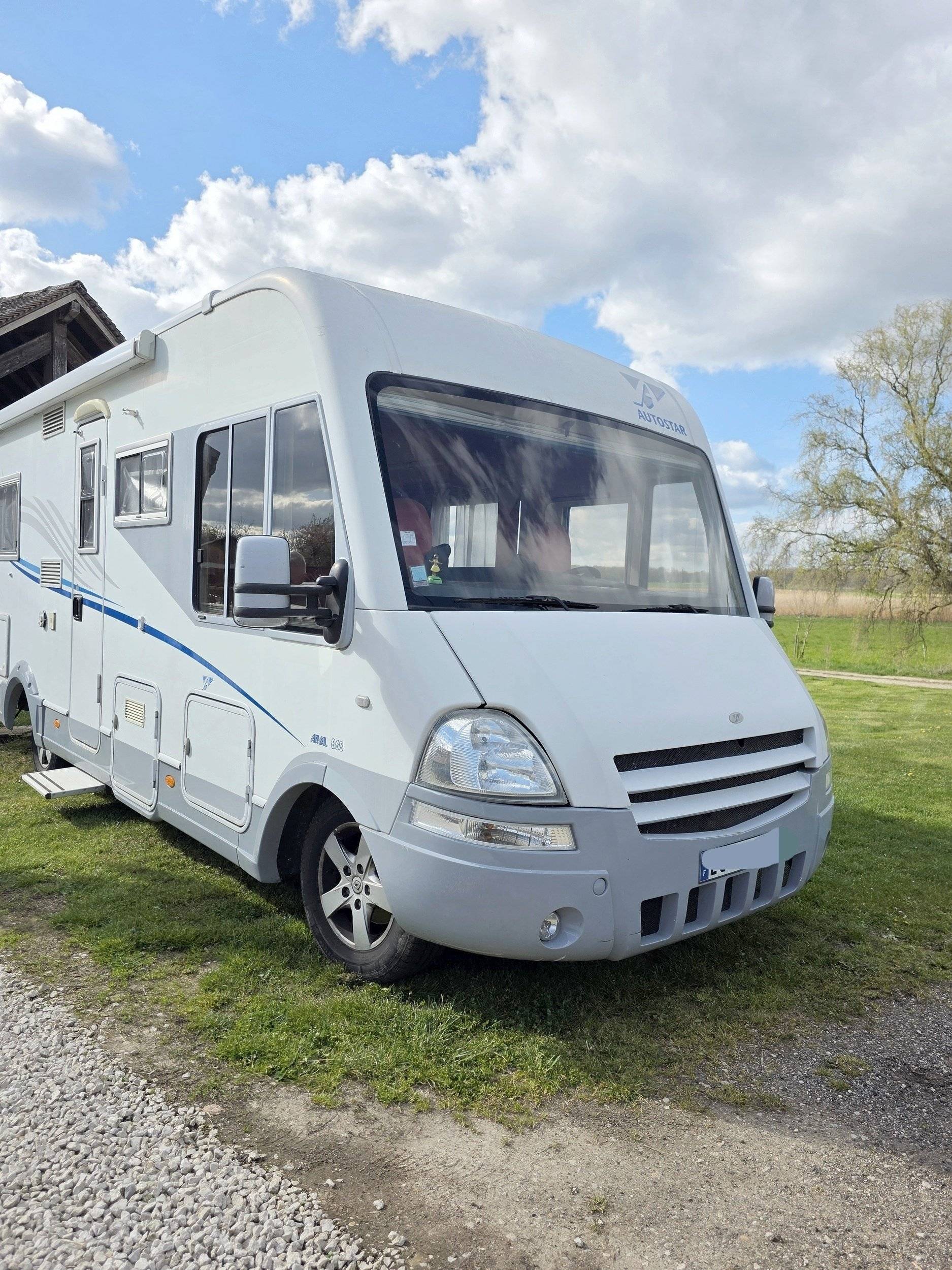 Vista de 3/4 Renault Master 2,3 l 150 ch - Yescapa