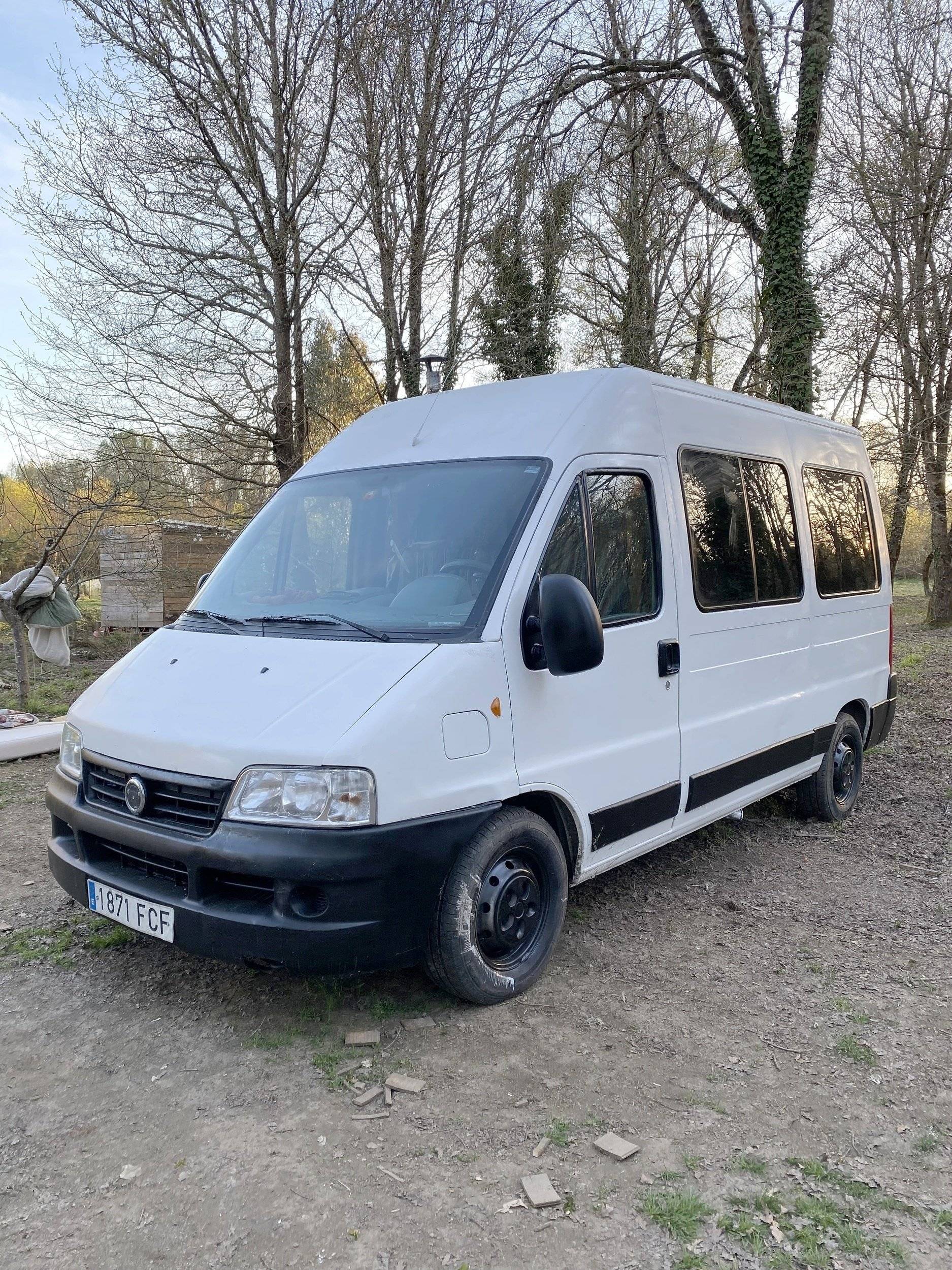 Vista del vehículo ángulo delantero Iveco - Yescapa