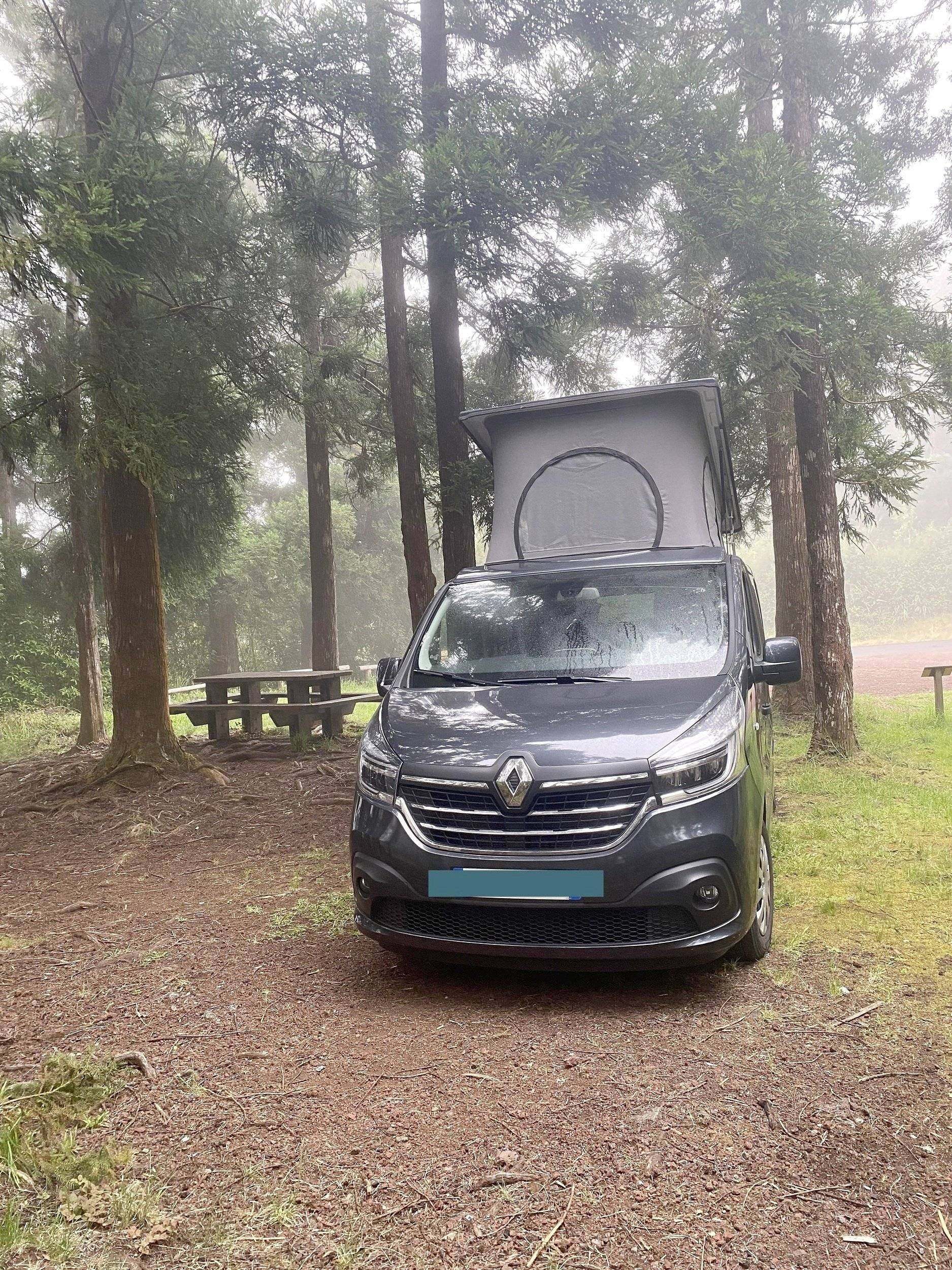 Front view from 3/4 Renault - Yescapa