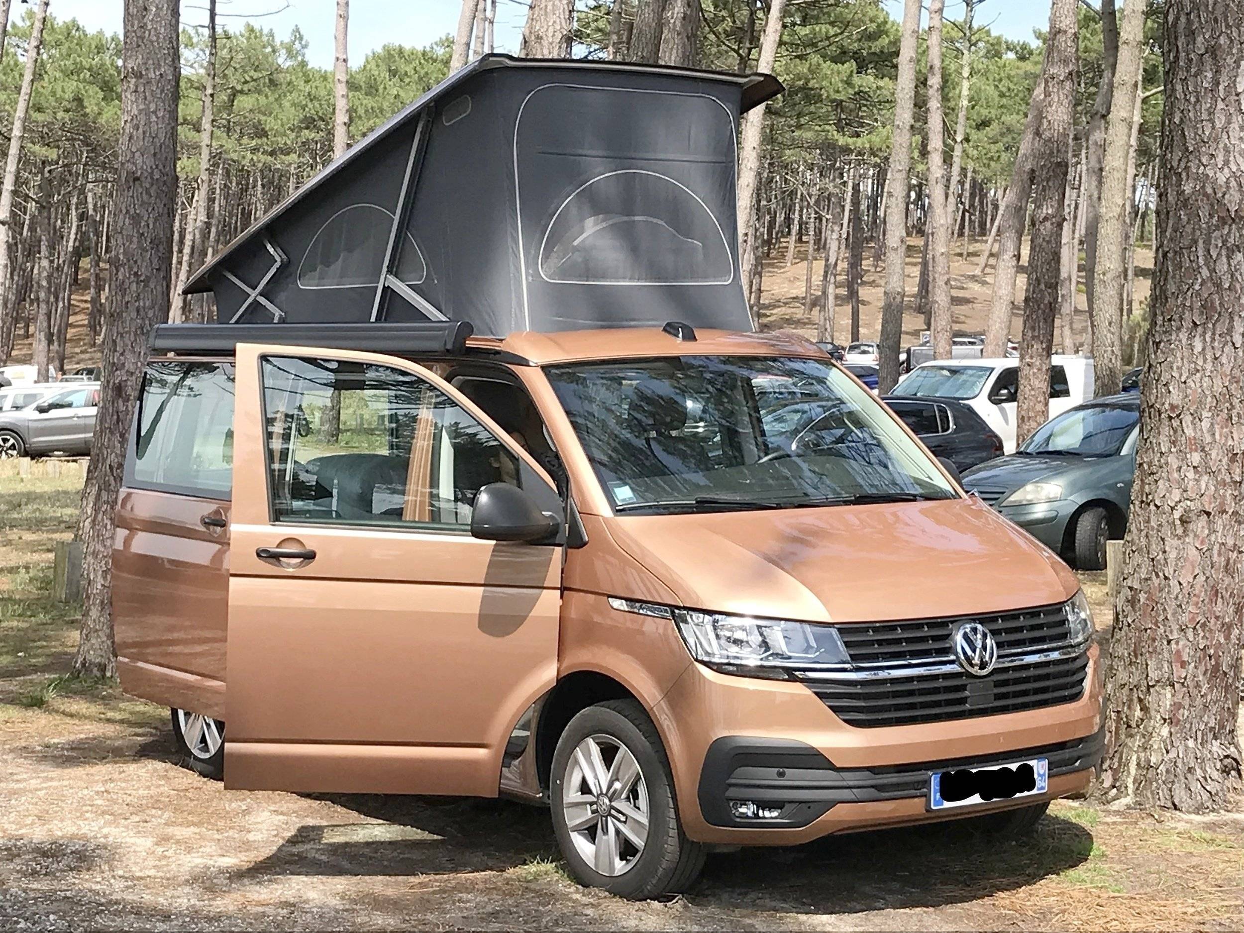 schräge Vorderansicht Volkswagen CALIFORNIA COAST - Yescapa