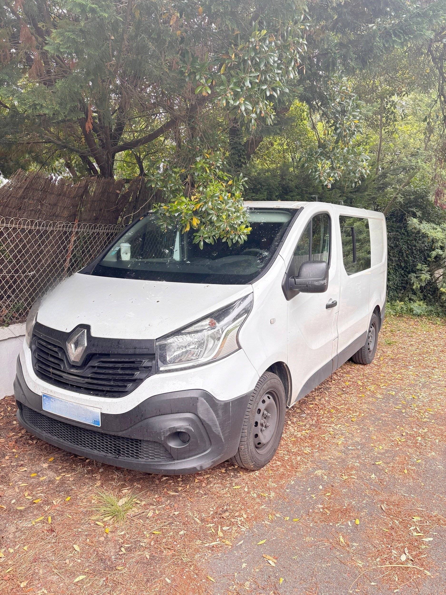 Vista frontale a ¾ Renault Renault trafic 3 - Yescapa