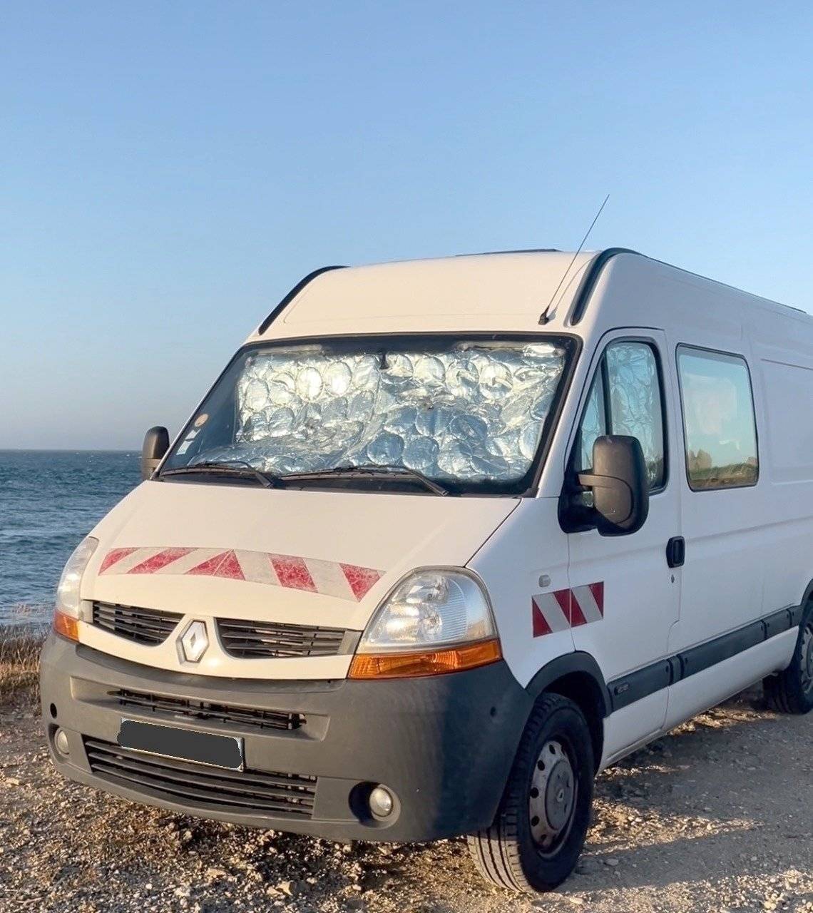 Front view from 3/4 Renault Master 2,5 l dCi 120 ch. - Yescapa