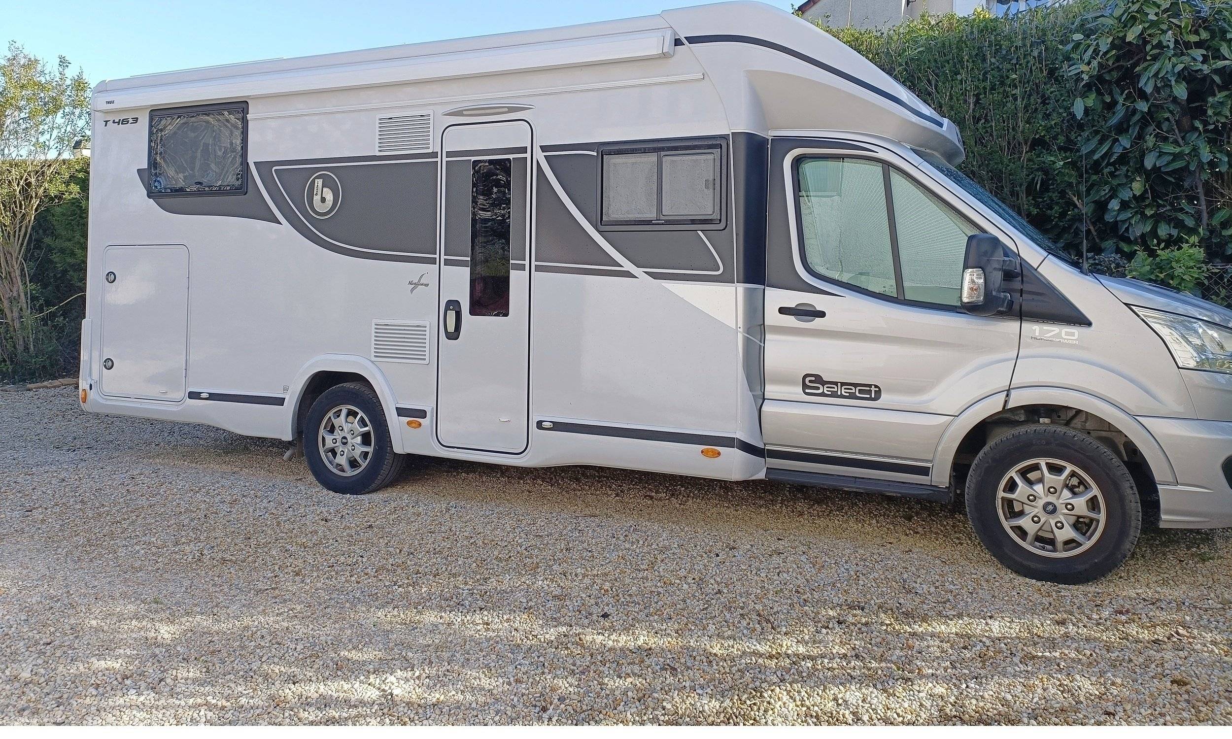 schräge Vorderansicht Ford Transit 2,0 l 170 ch - Yescapa