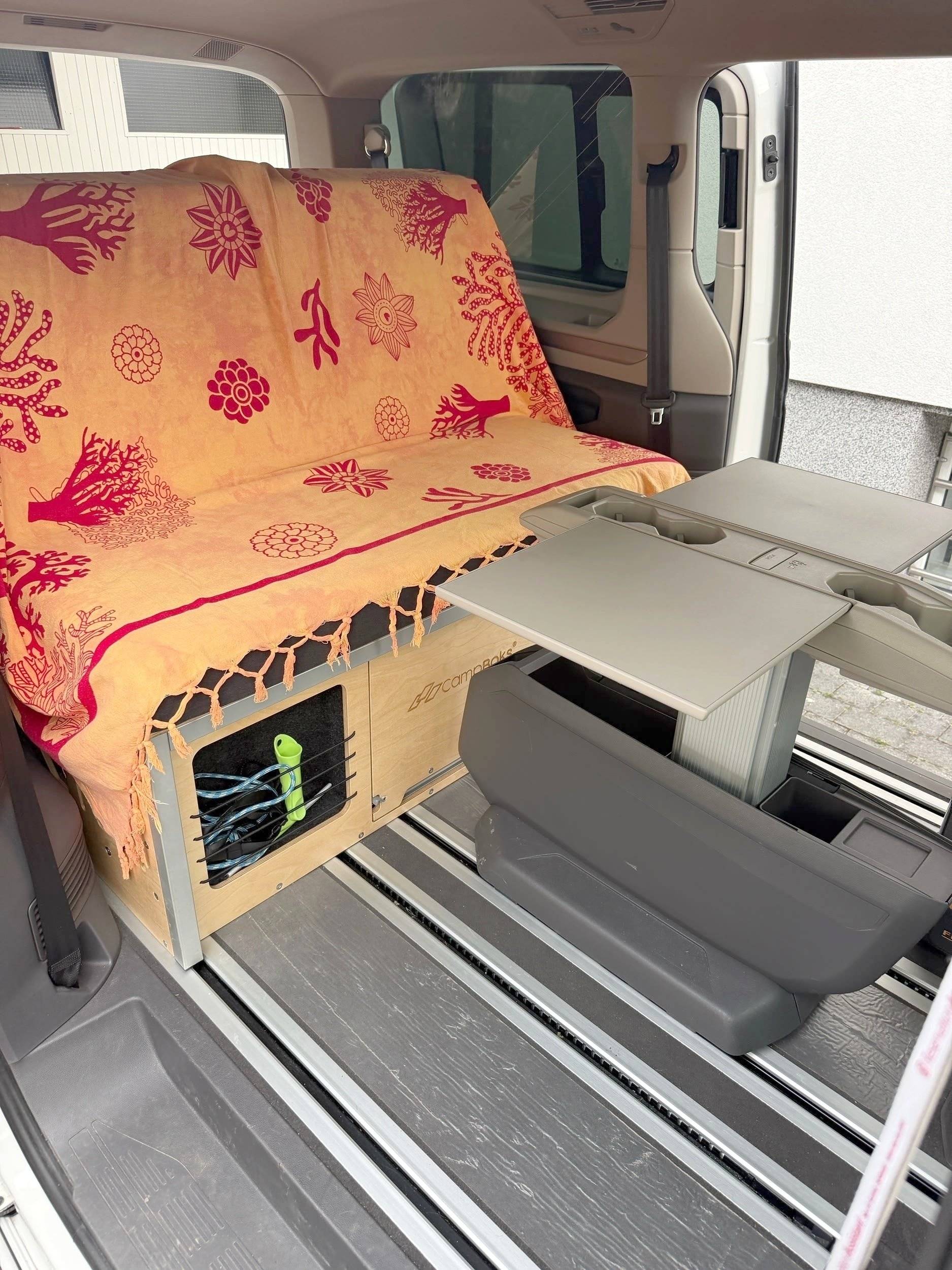 Dining Area Volkswagen California Camper - Yescapa