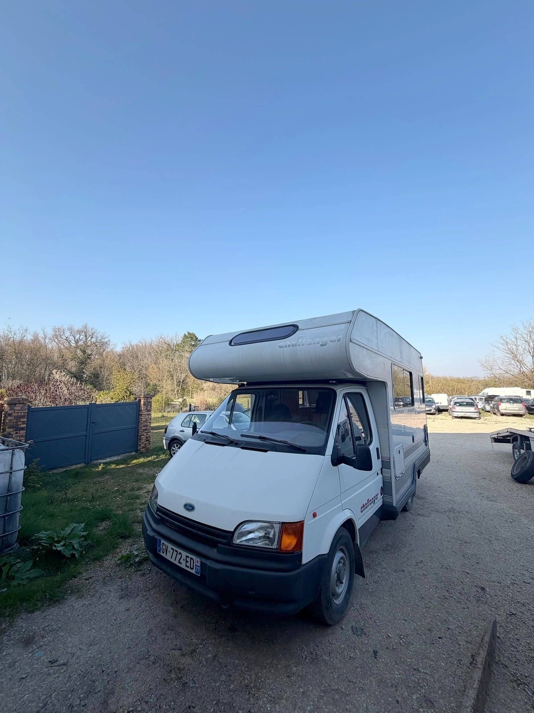 schräge Vorderansicht Ford 2.5 TD - Yescapa