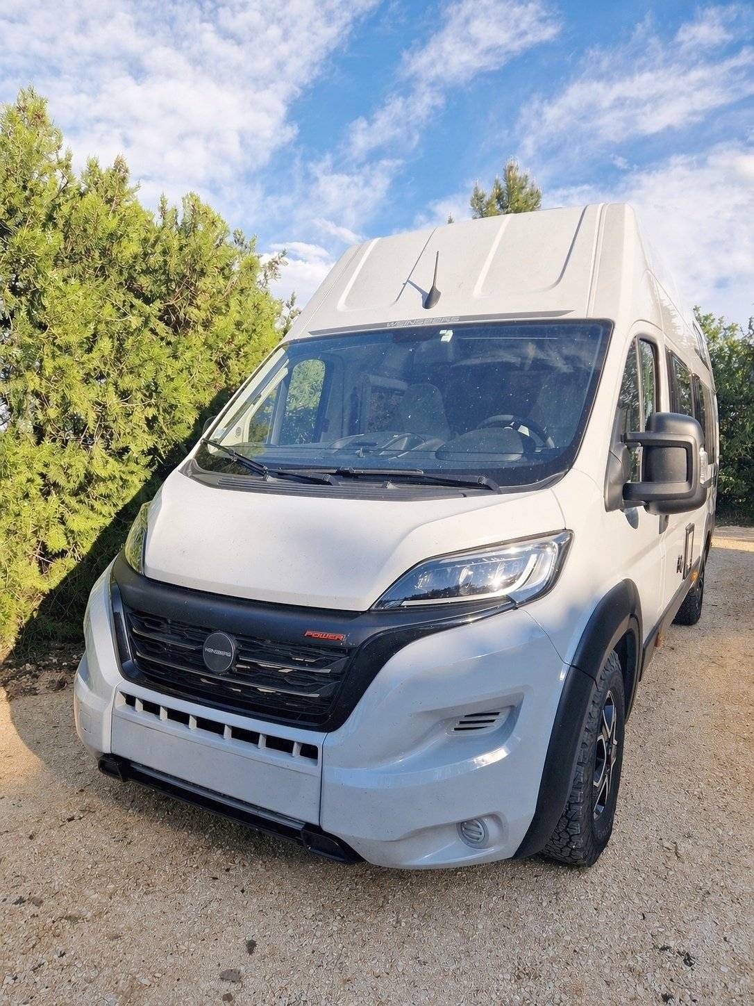 schräge Vorderansicht Fiat Power 180cv - Yescapa